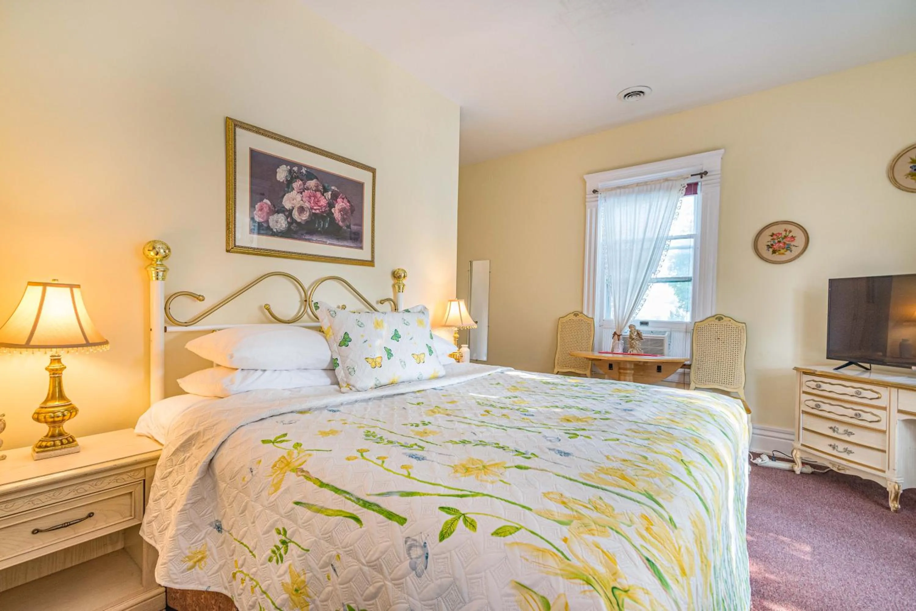 Photo of the whole room, Bed in White Rose Inns & Motel