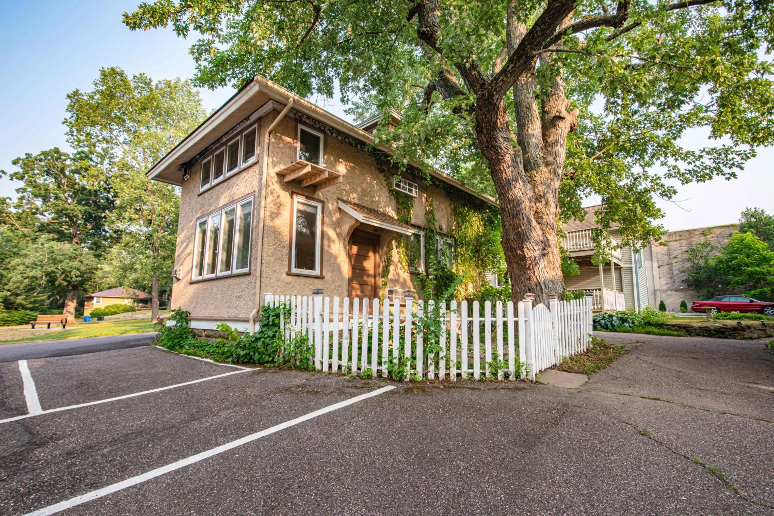 Property building in White Rose Inns & Motel