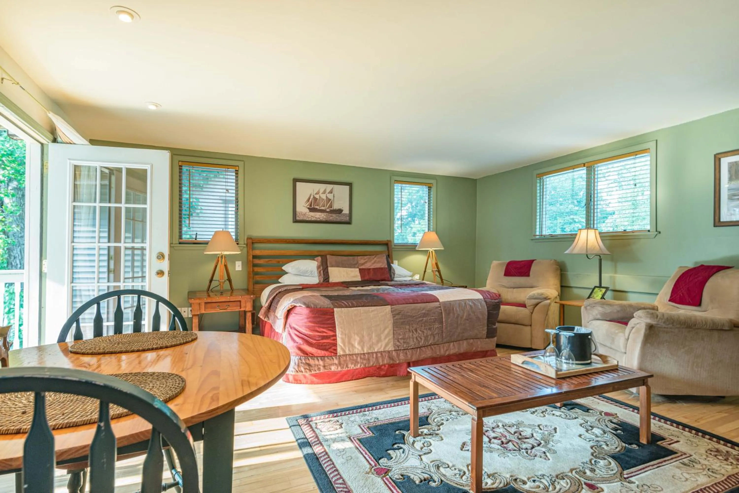 room service in White Rose Inns & Motel