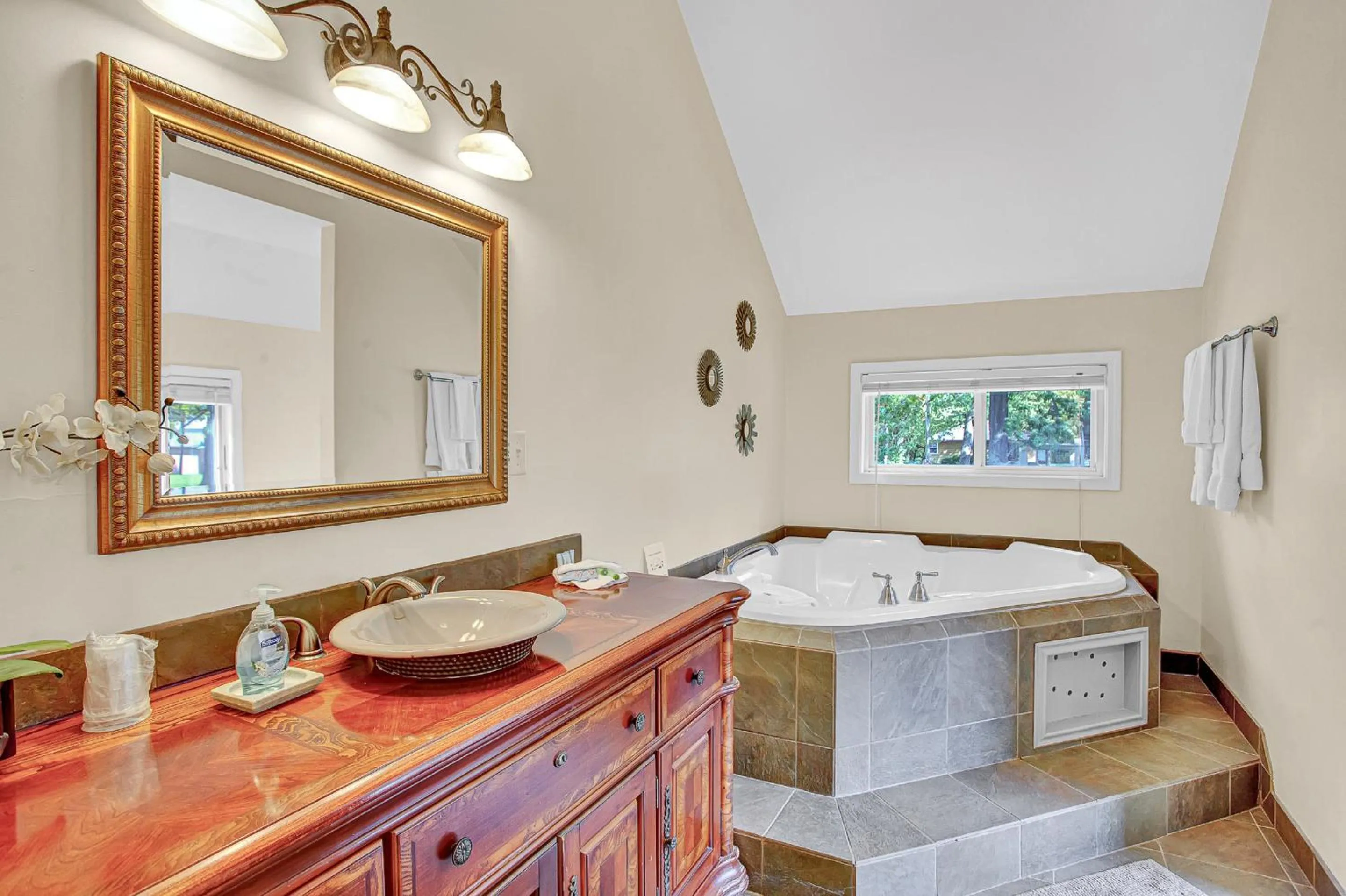 Bathroom in White Rose Inns & Motel