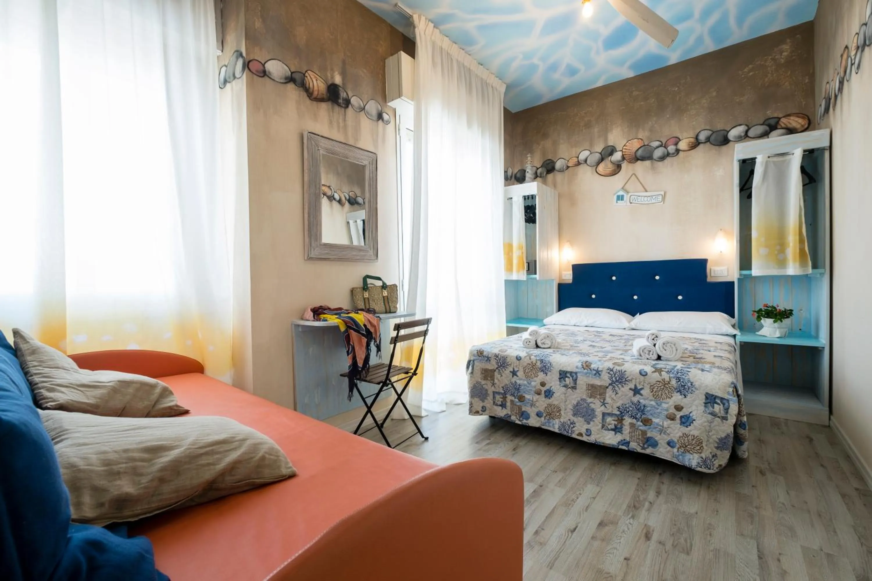 Photo of the whole room, Bed in Hotel Crosal