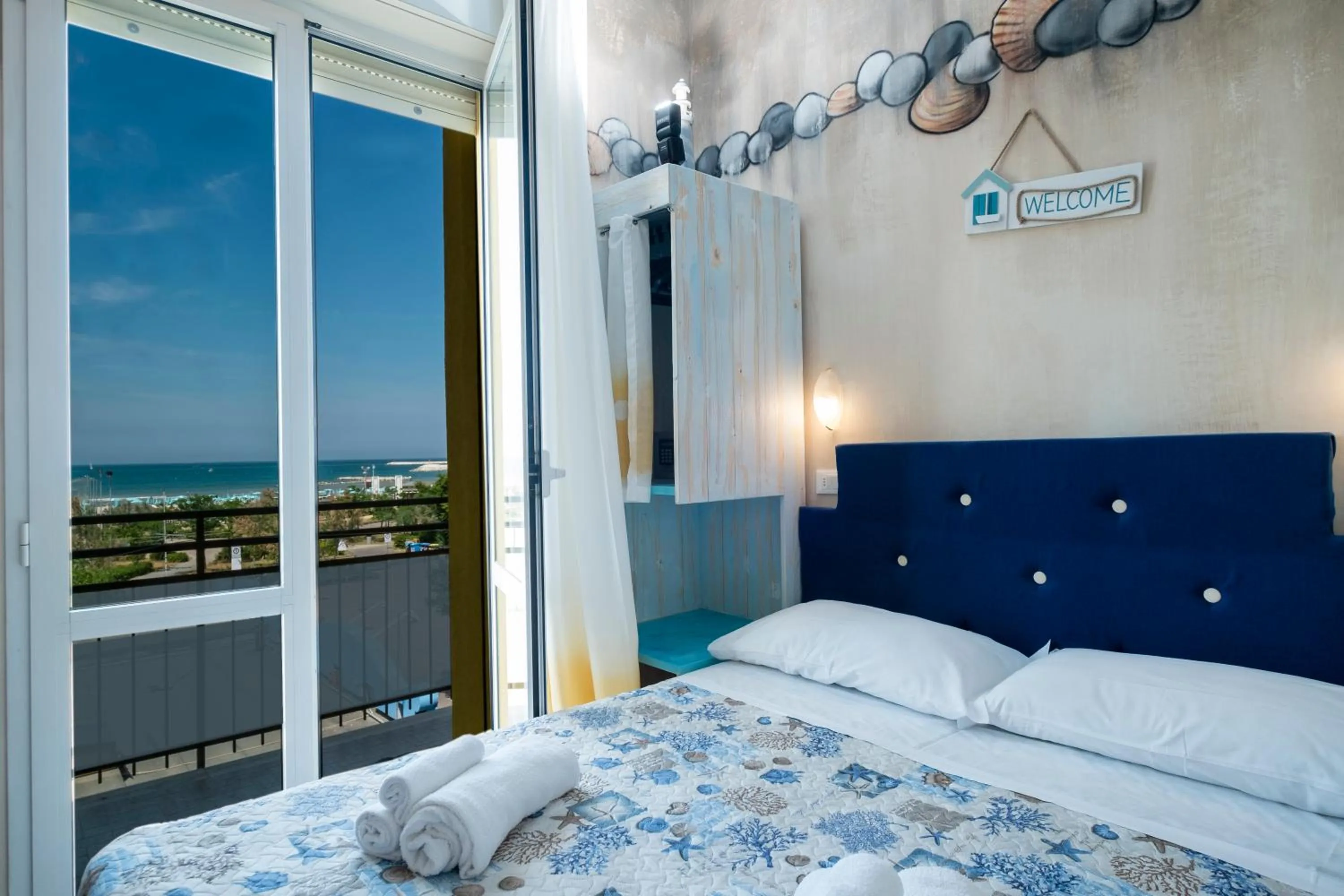 Photo of the whole room, Bed in Hotel Crosal