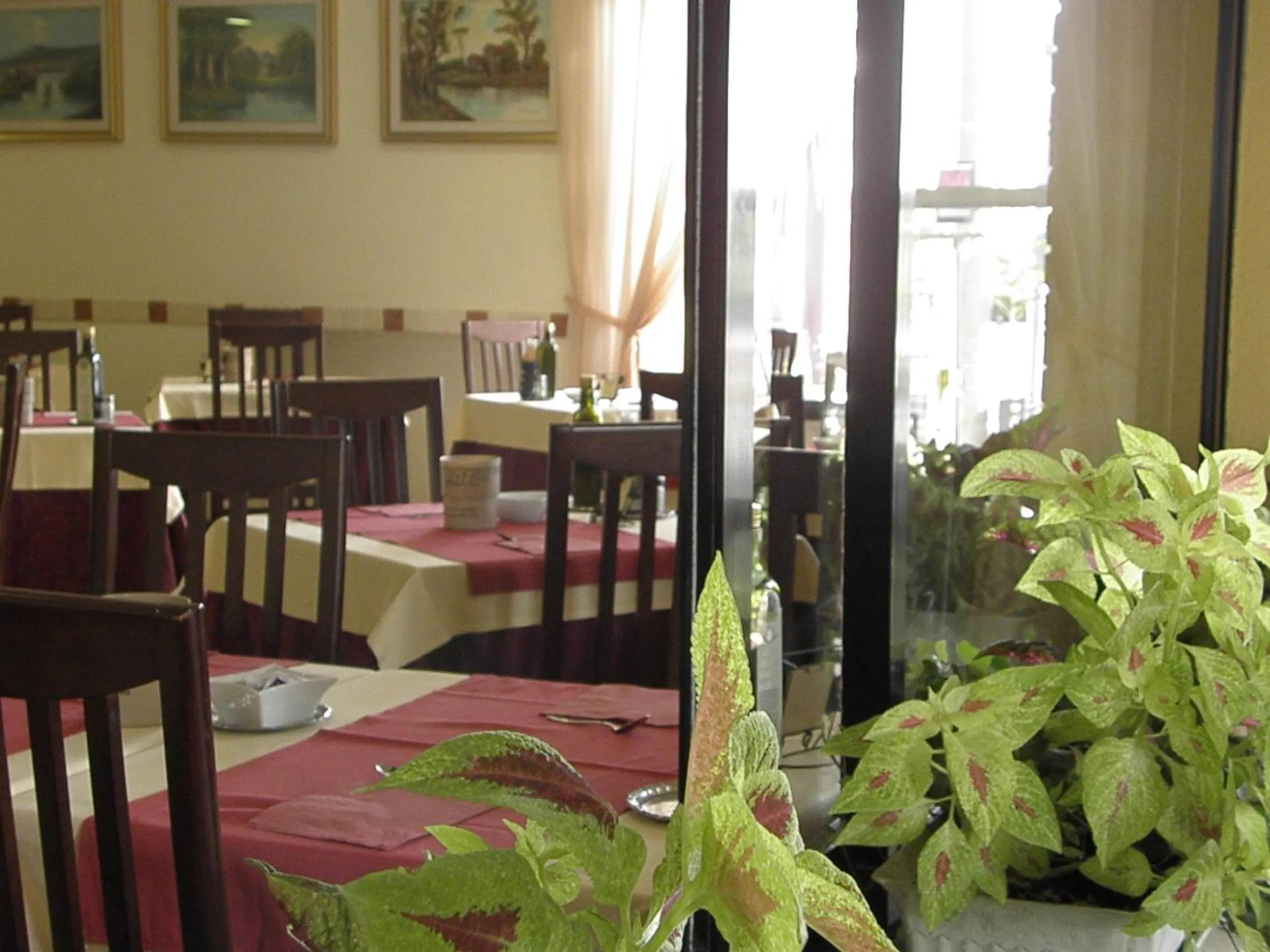 Restaurant/places to eat in Hotel Crosal