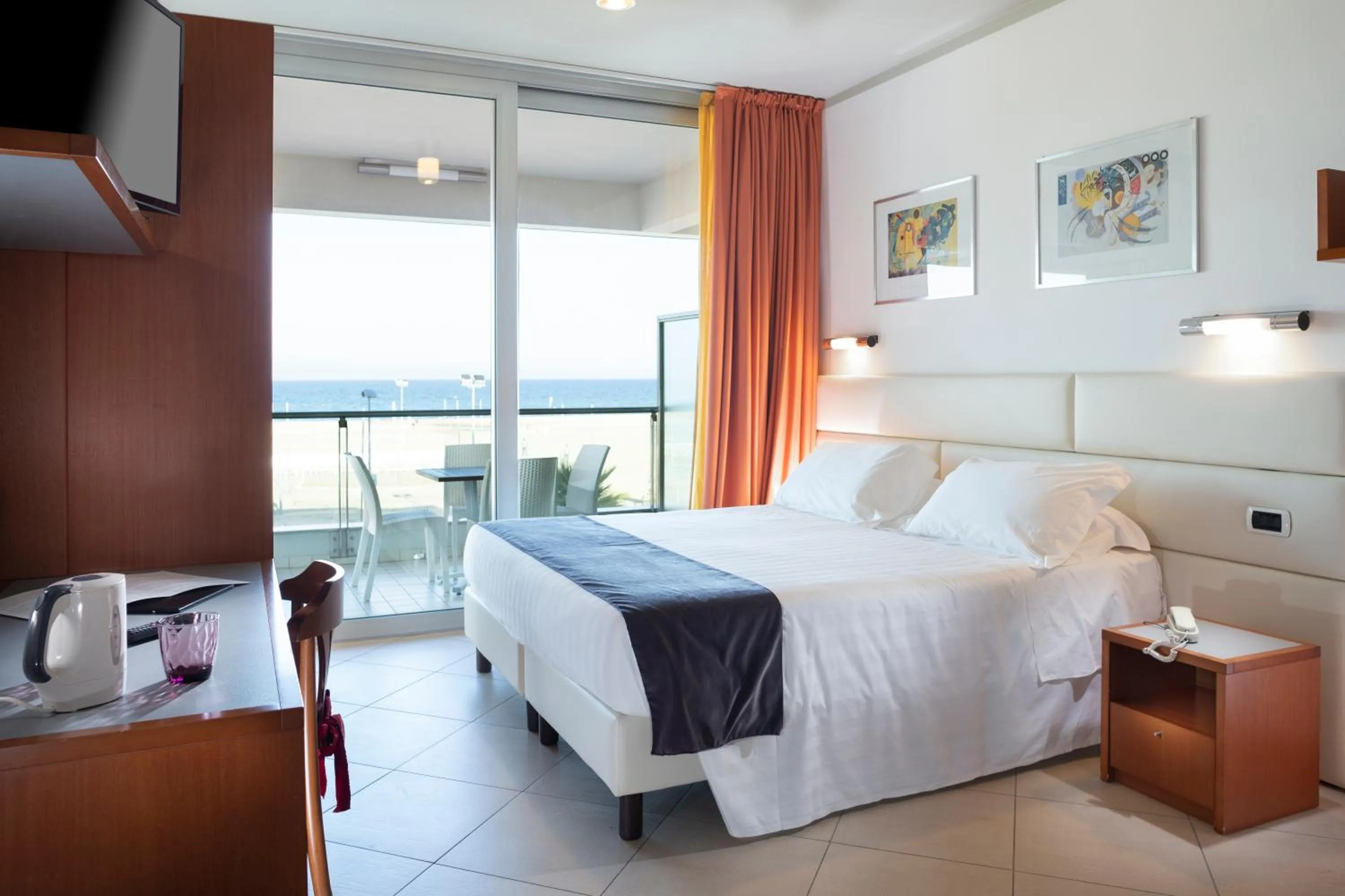 Photo of the whole room, Bed in Hotel Ascot & Spa