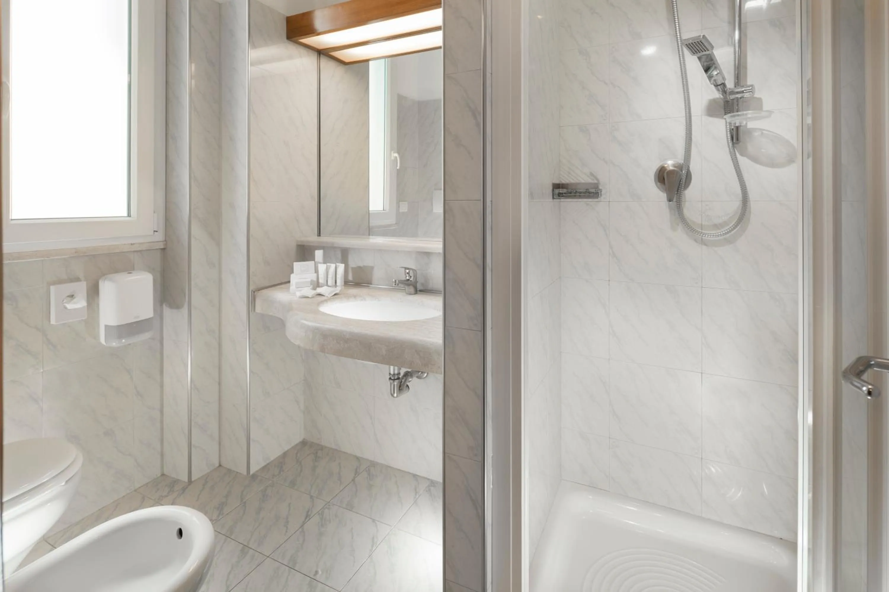 Bathroom in Hotel Ascot & Spa