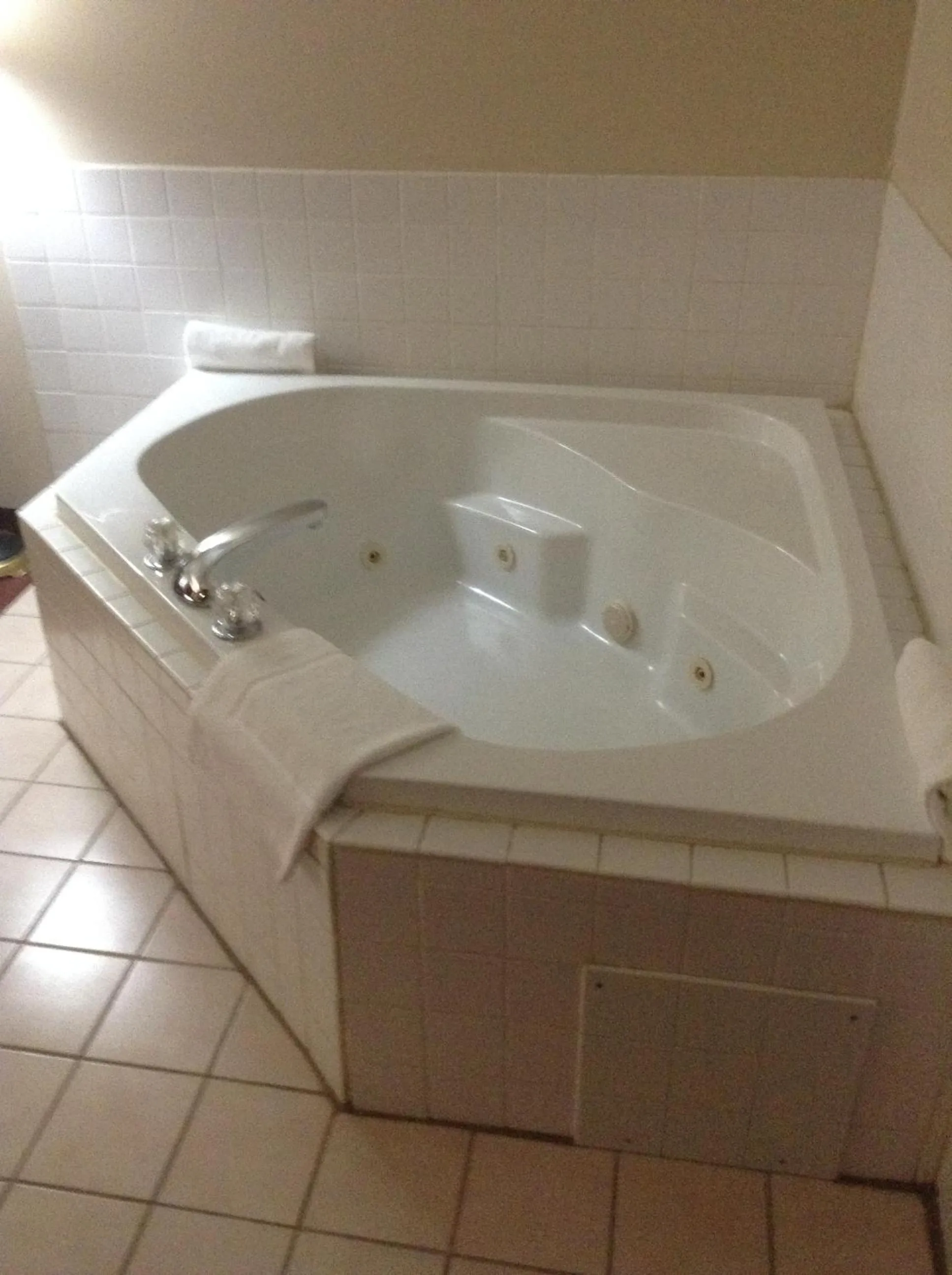 Photo of the whole room in Super 8 by Wyndham Mason City