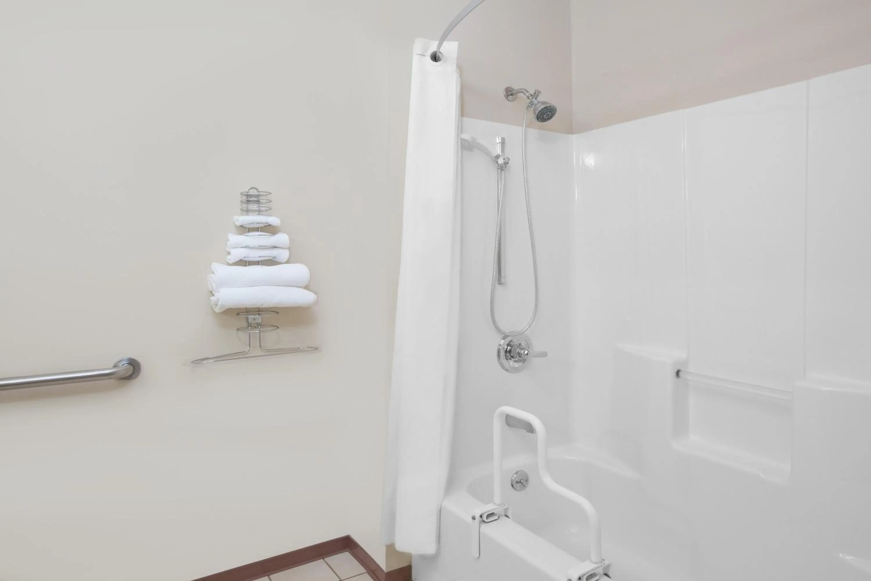 Photo of the whole room in Super 8 by Wyndham Mason City