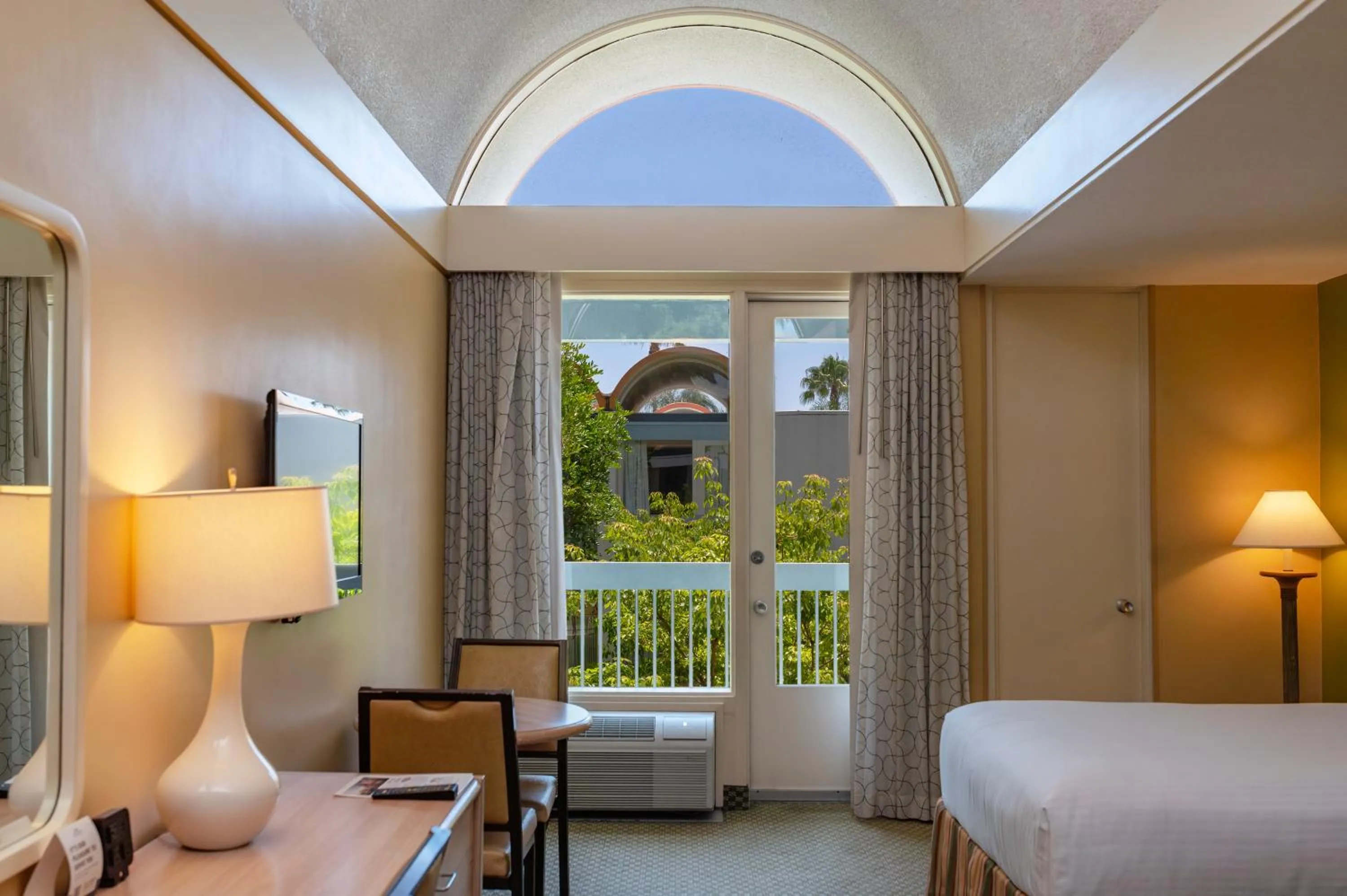 View (from property/room), Bed in Howard Johnson by Wyndham Anaheim Hotel and Water Playground