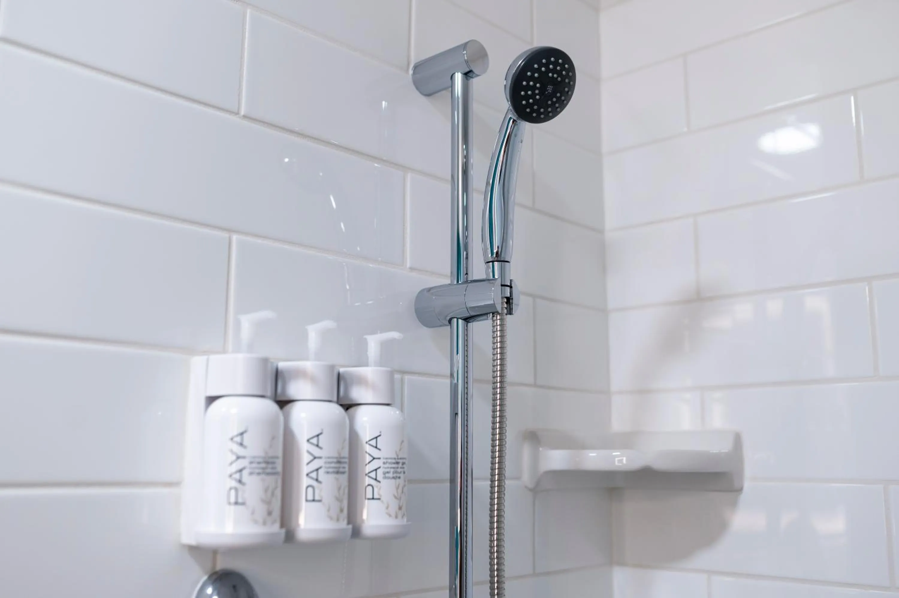 Shower in Howard Johnson by Wyndham Anaheim Hotel and Water Playground