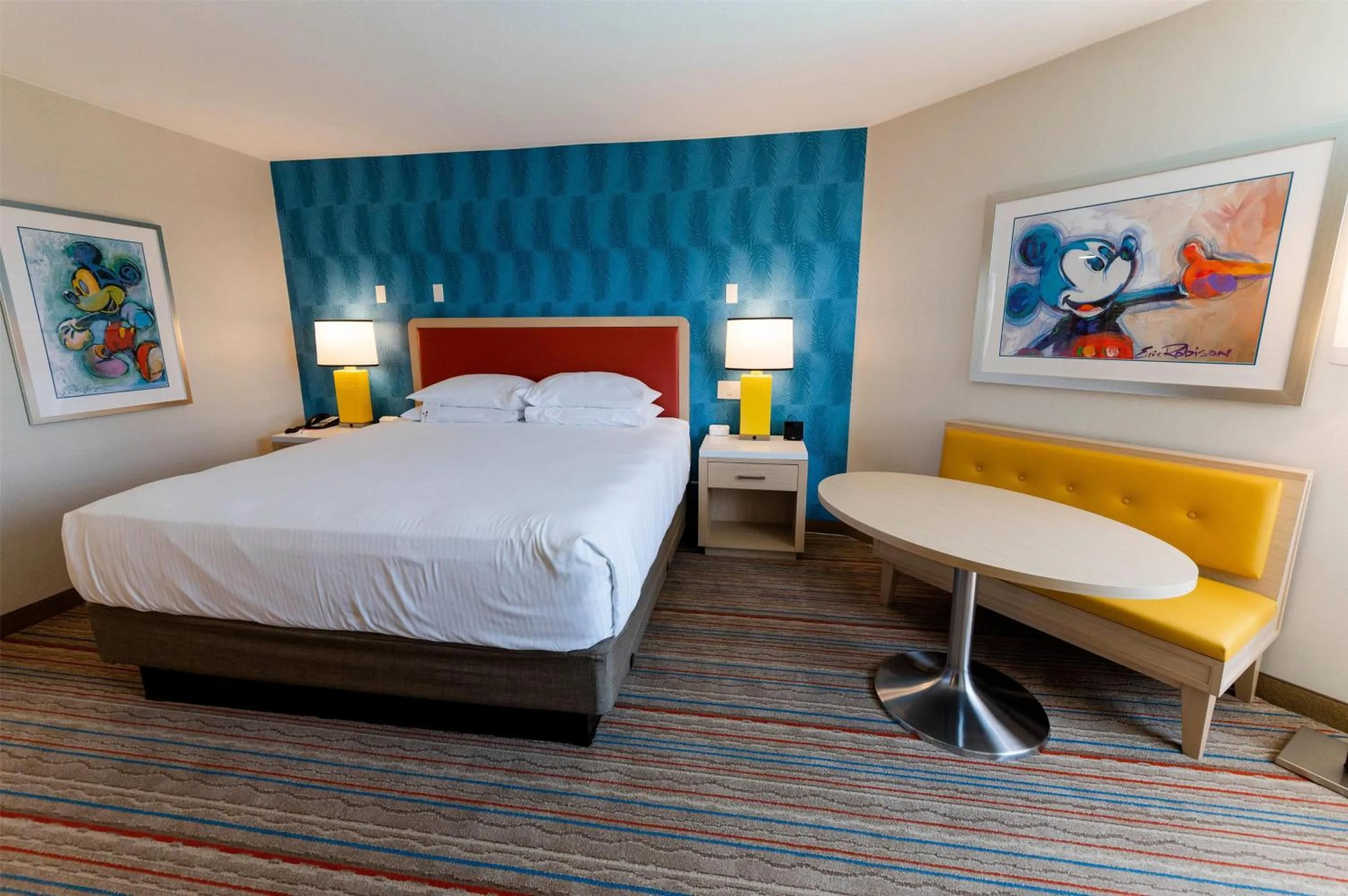 Photo of the whole room, Bed in Howard Johnson by Wyndham Anaheim Hotel and Water Playground