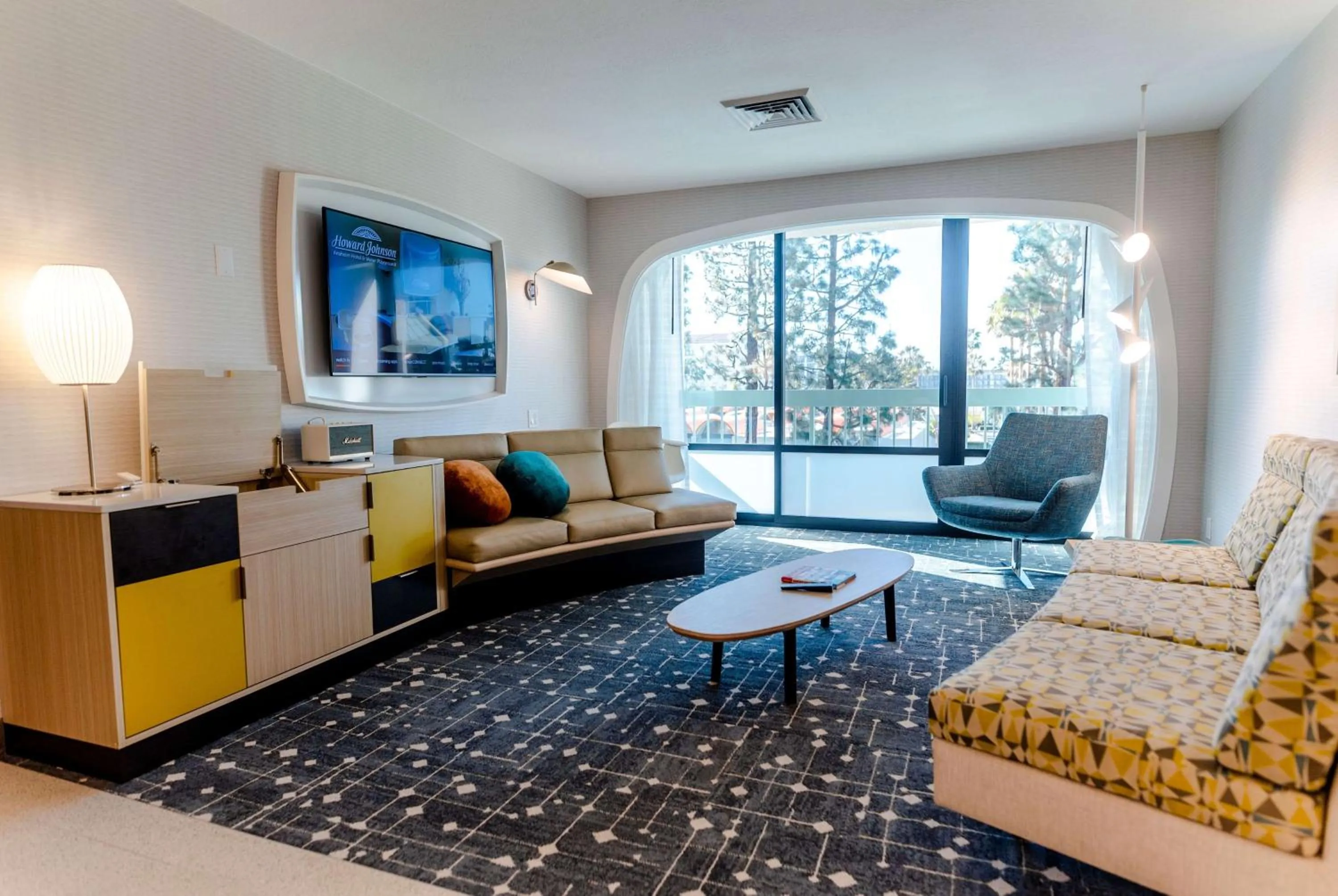 Living room in Howard Johnson by Wyndham Anaheim Hotel and Water Playground