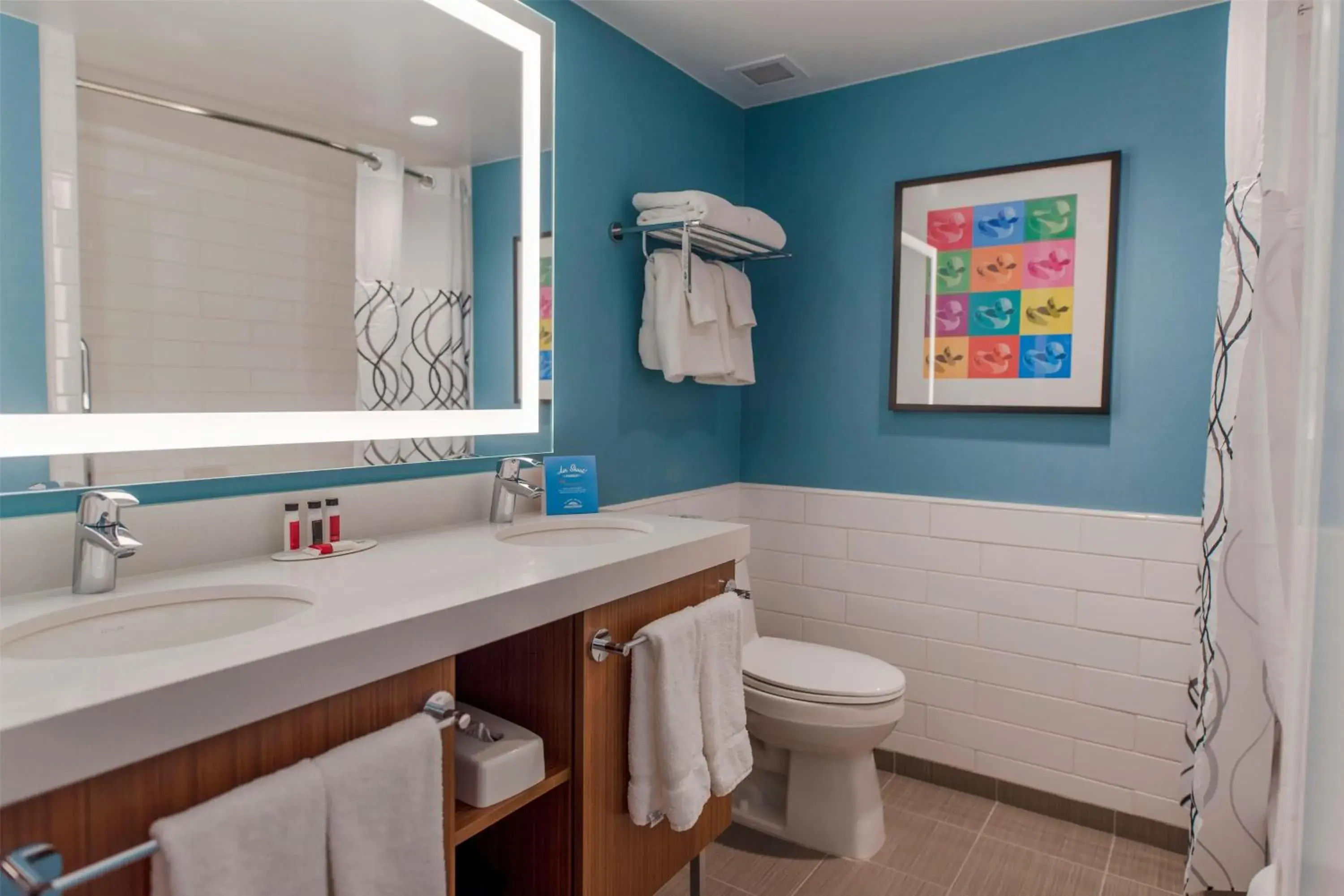 2 Queen Beds, Deluxe Room, Pool View, Building 2, Non-Smoking in Howard Johnson by Wyndham Anaheim Hotel & Water Playground 2 Queen Beds, Deluxe Room, Pool View, Building 2, Non-Smoking in Howard Johnson by Wyndham Anaheim Hotel & Water Playground