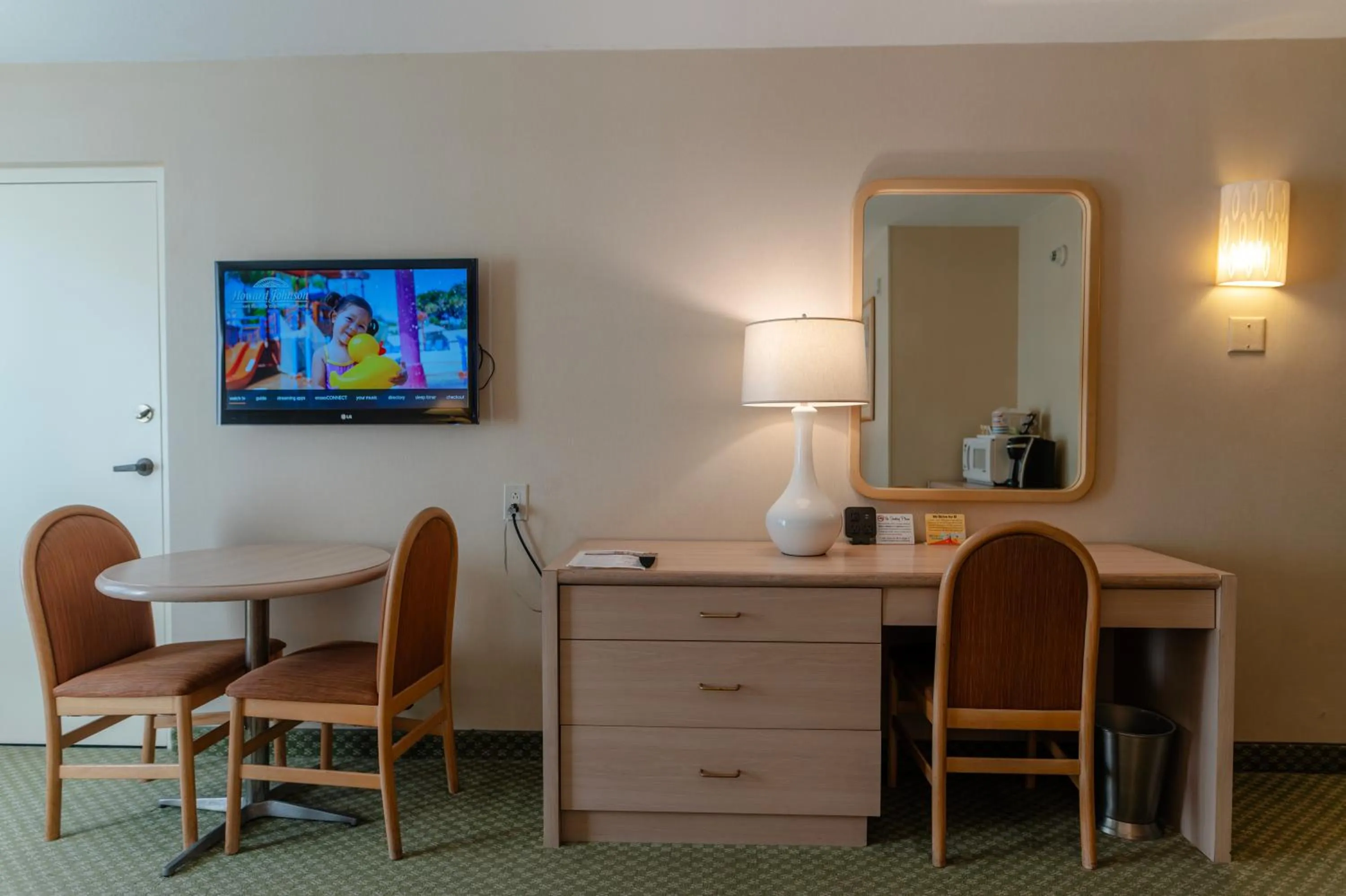 TV and multimedia in Howard Johnson by Wyndham Anaheim Hotel and Water Playground