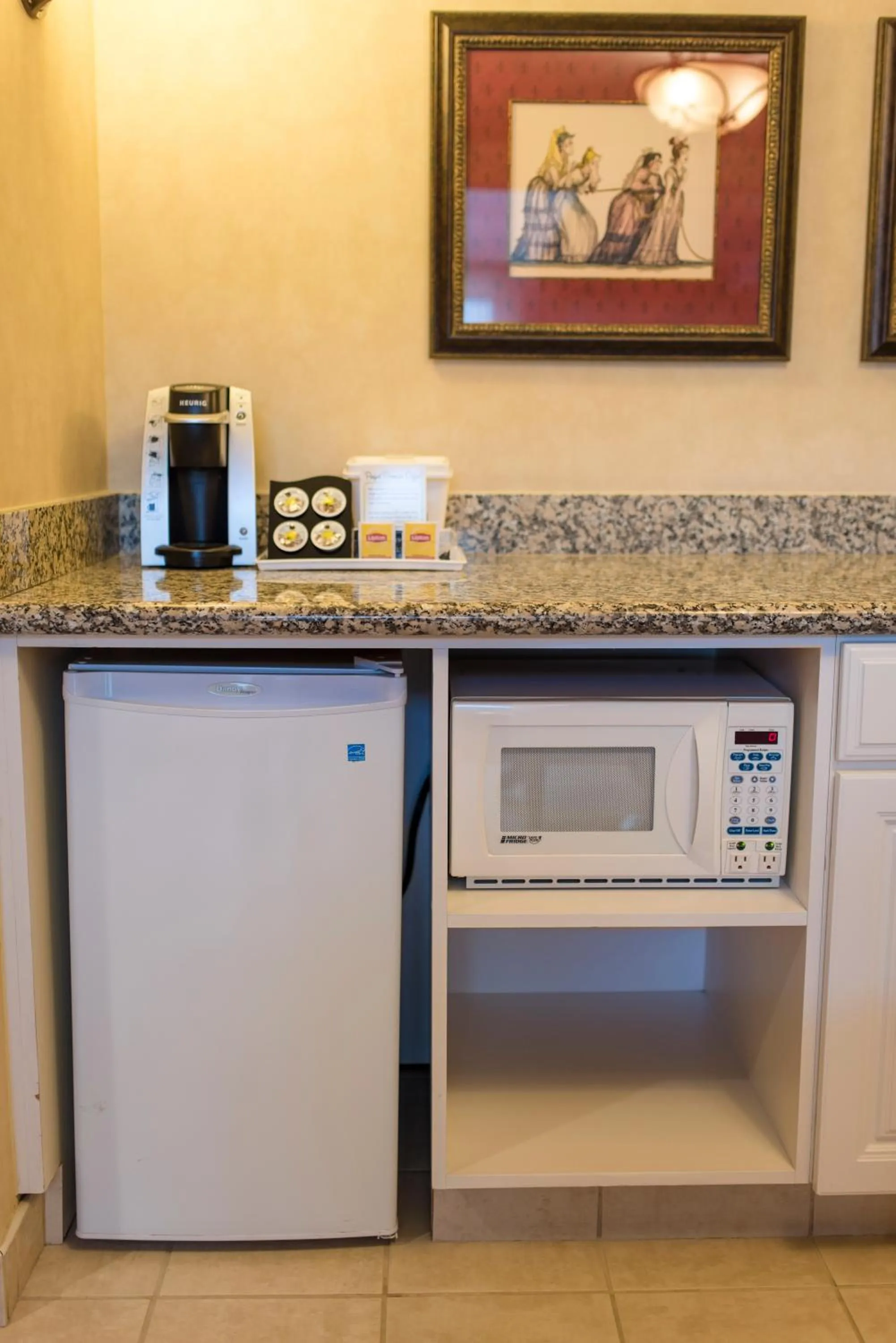 Coffee/tea facilities in Howard Johnson by Wyndham Anaheim Hotel and Water Playground