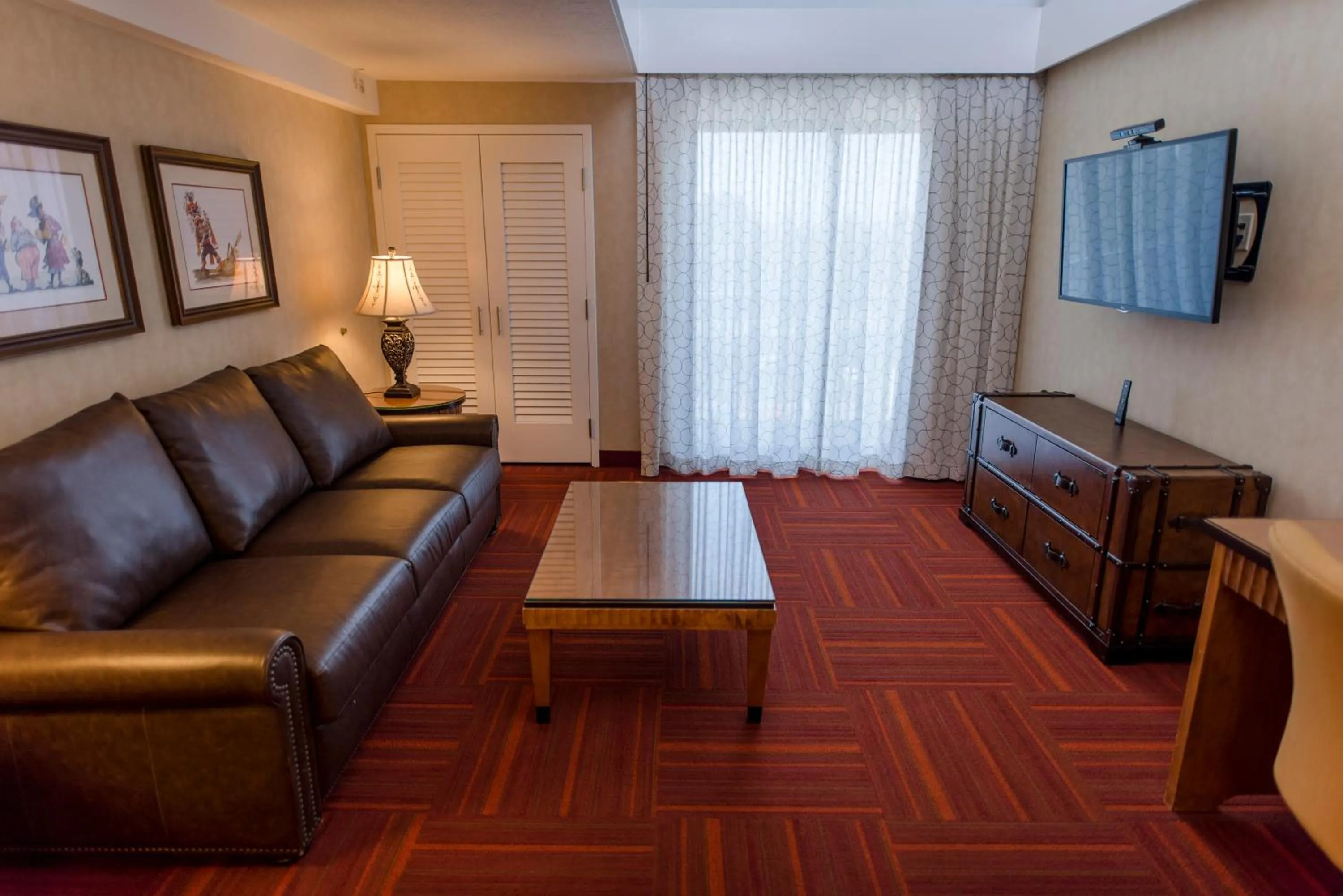 Living room in Howard Johnson by Wyndham Anaheim Hotel and Water Playground