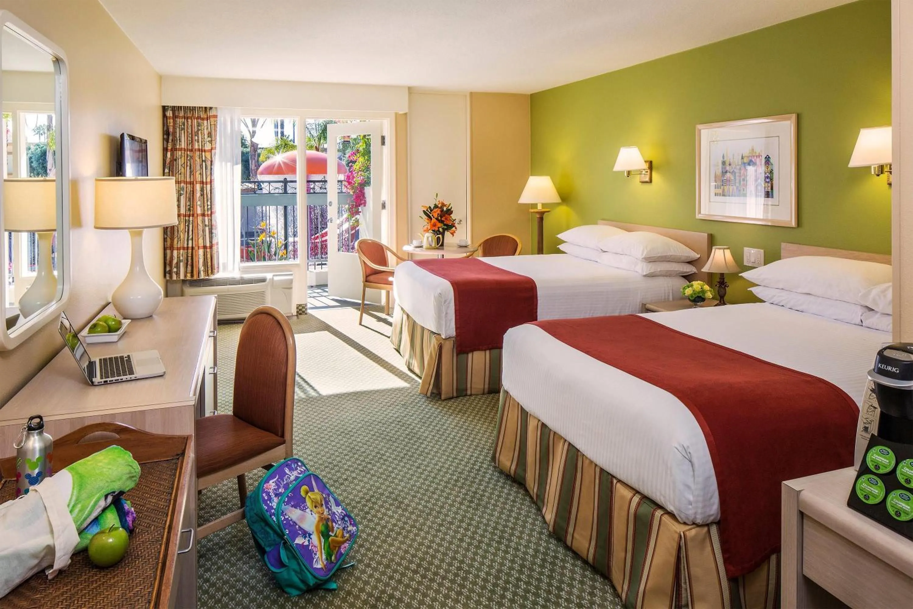 Photo of the whole room, Bed in Howard Johnson by Wyndham Anaheim Hotel and Water Playground