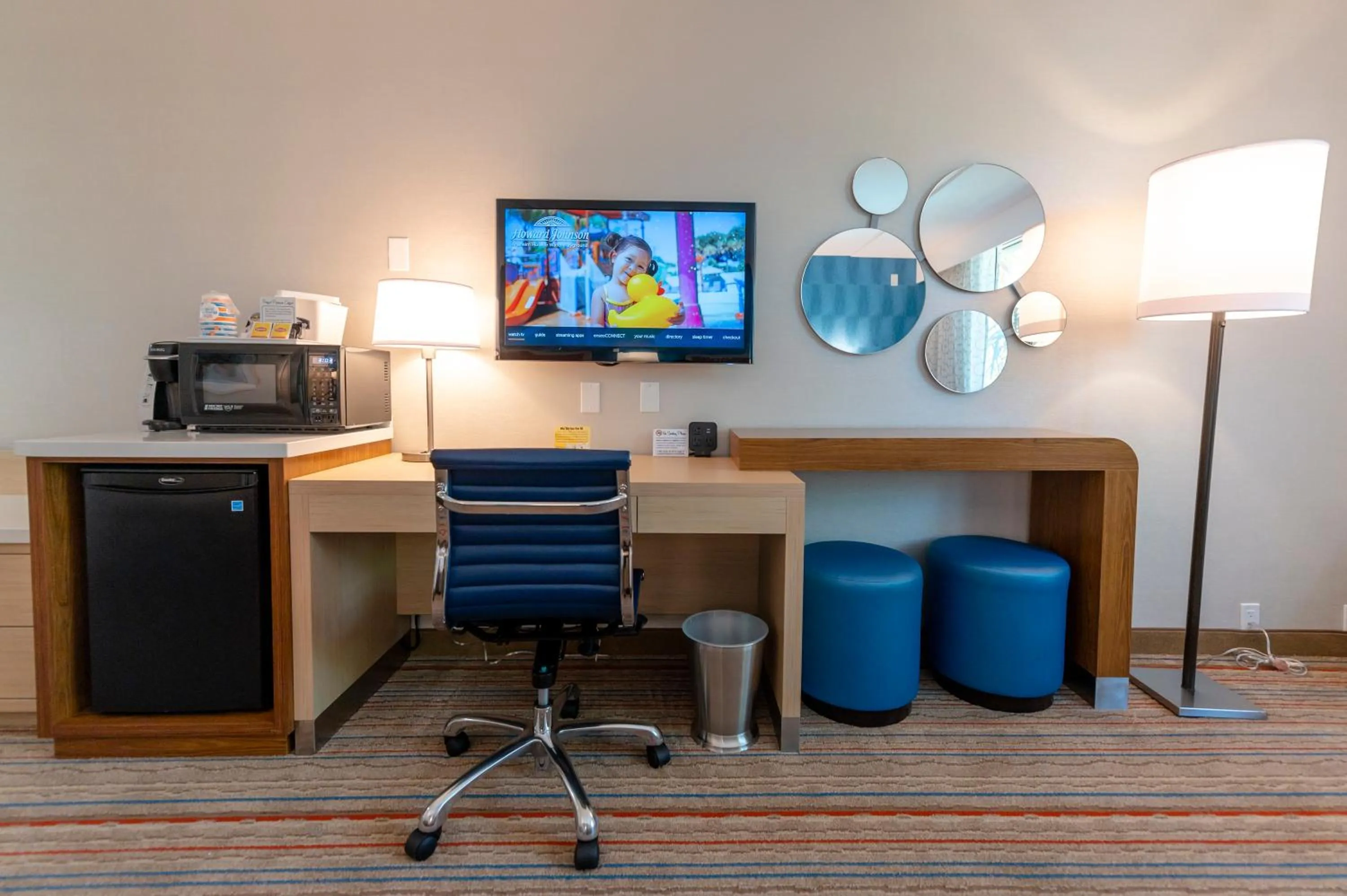 TV and multimedia in Howard Johnson by Wyndham Anaheim Hotel and Water Playground