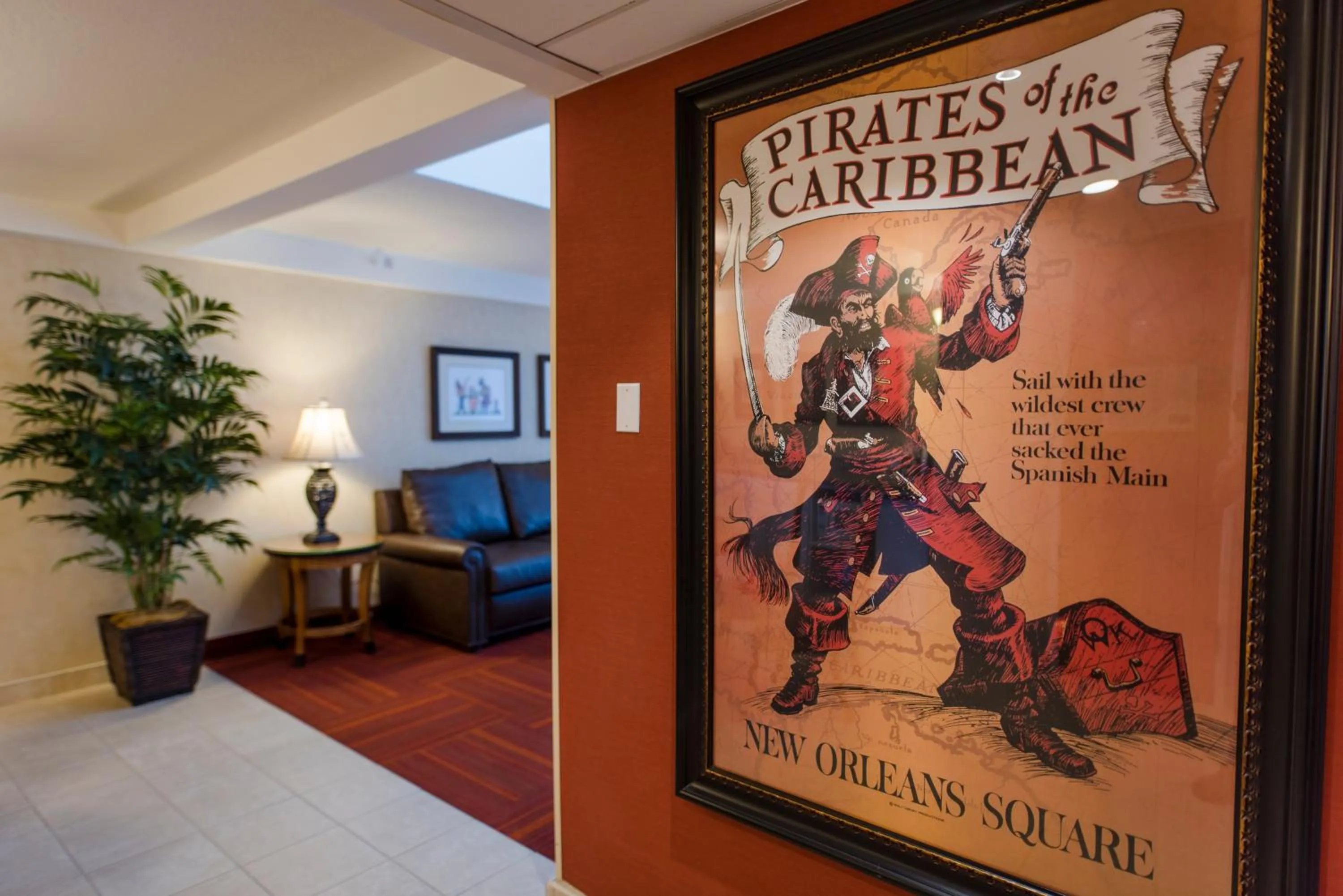 Living room in Howard Johnson by Wyndham Anaheim Hotel and Water Playground