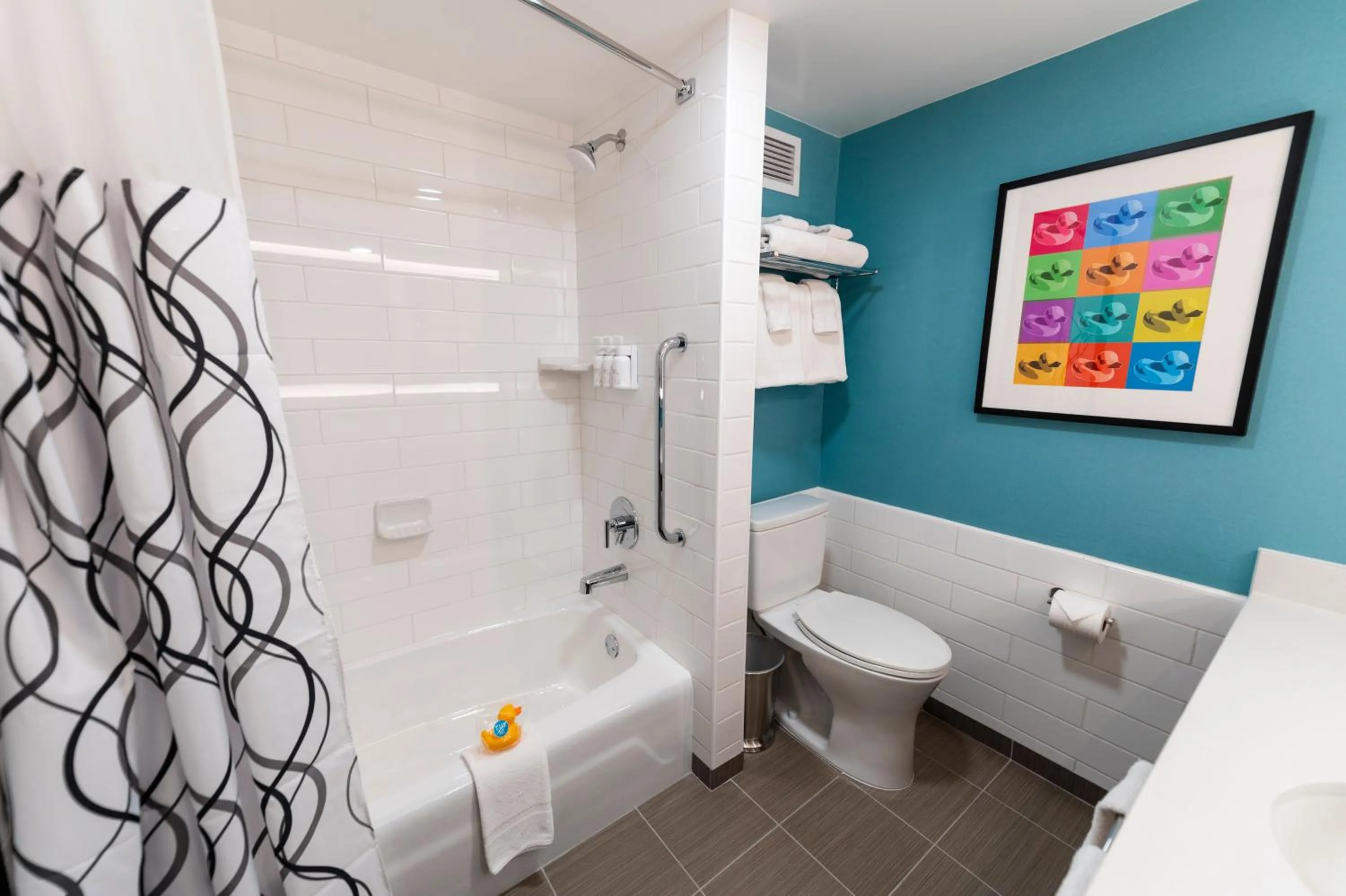 Shower in Howard Johnson by Wyndham Anaheim Hotel and Water Playground