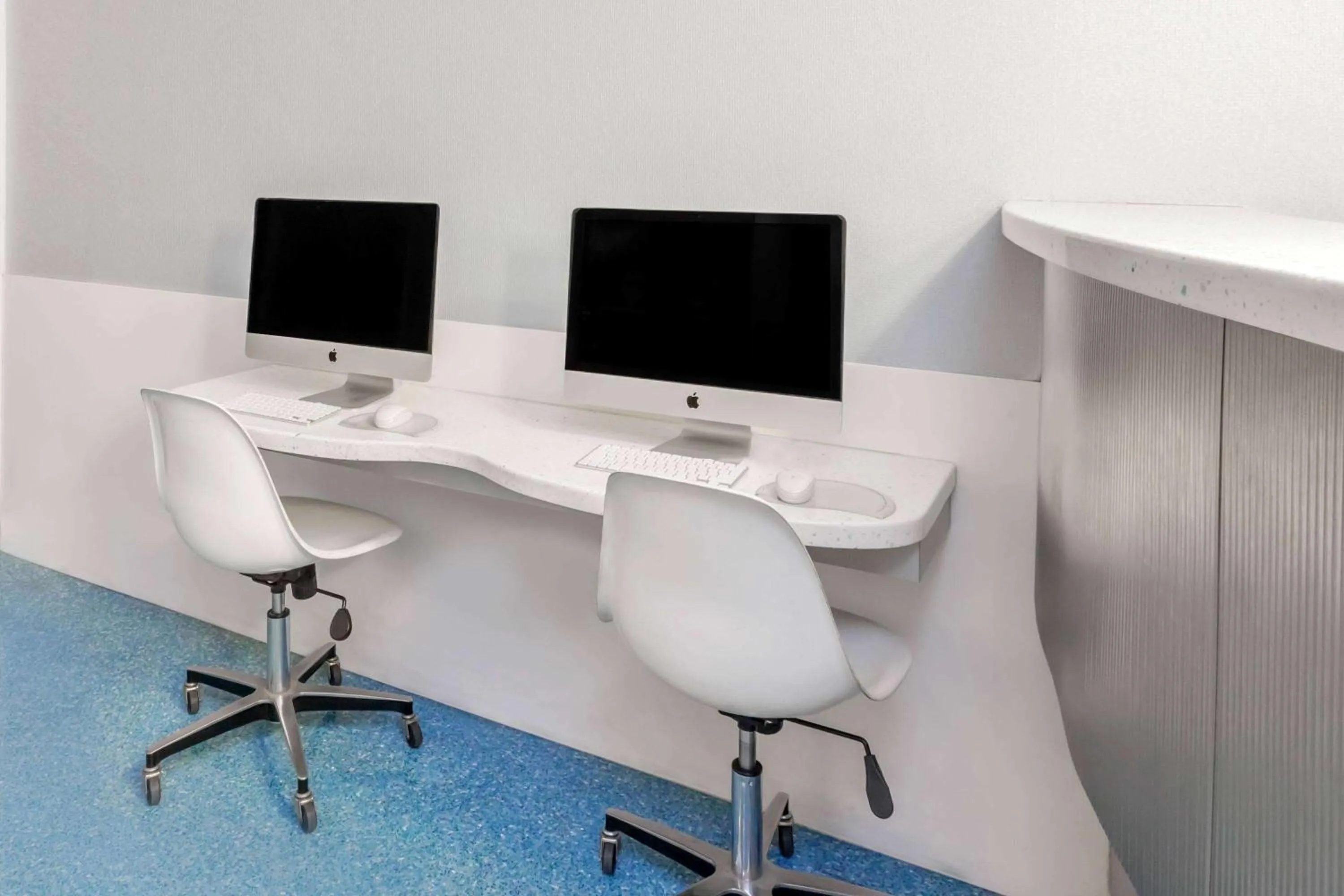 Business facilities in Howard Johnson by Wyndham Anaheim Hotel and Water Playground