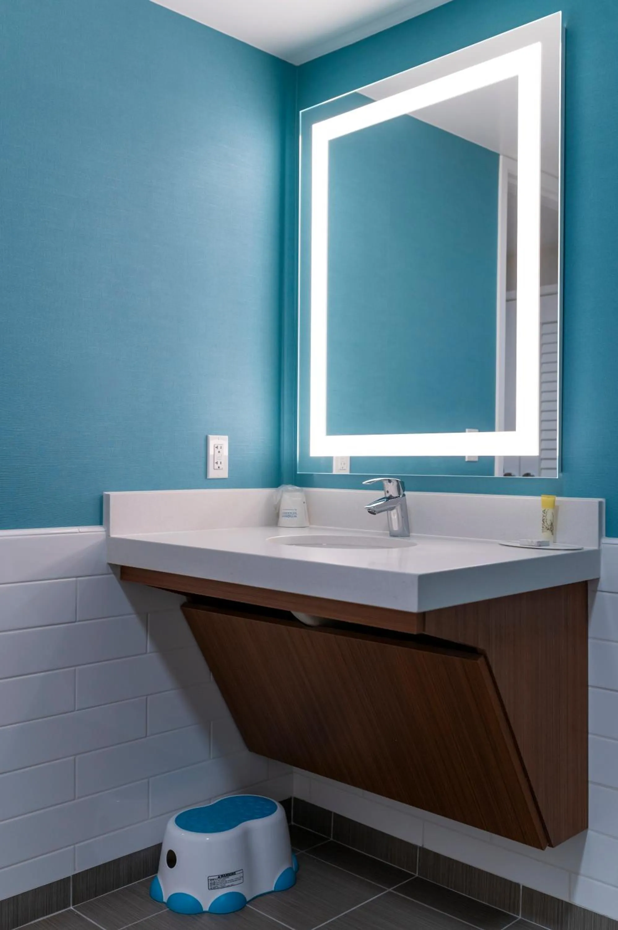 Bathroom in Howard Johnson by Wyndham Anaheim Hotel and Water Playground