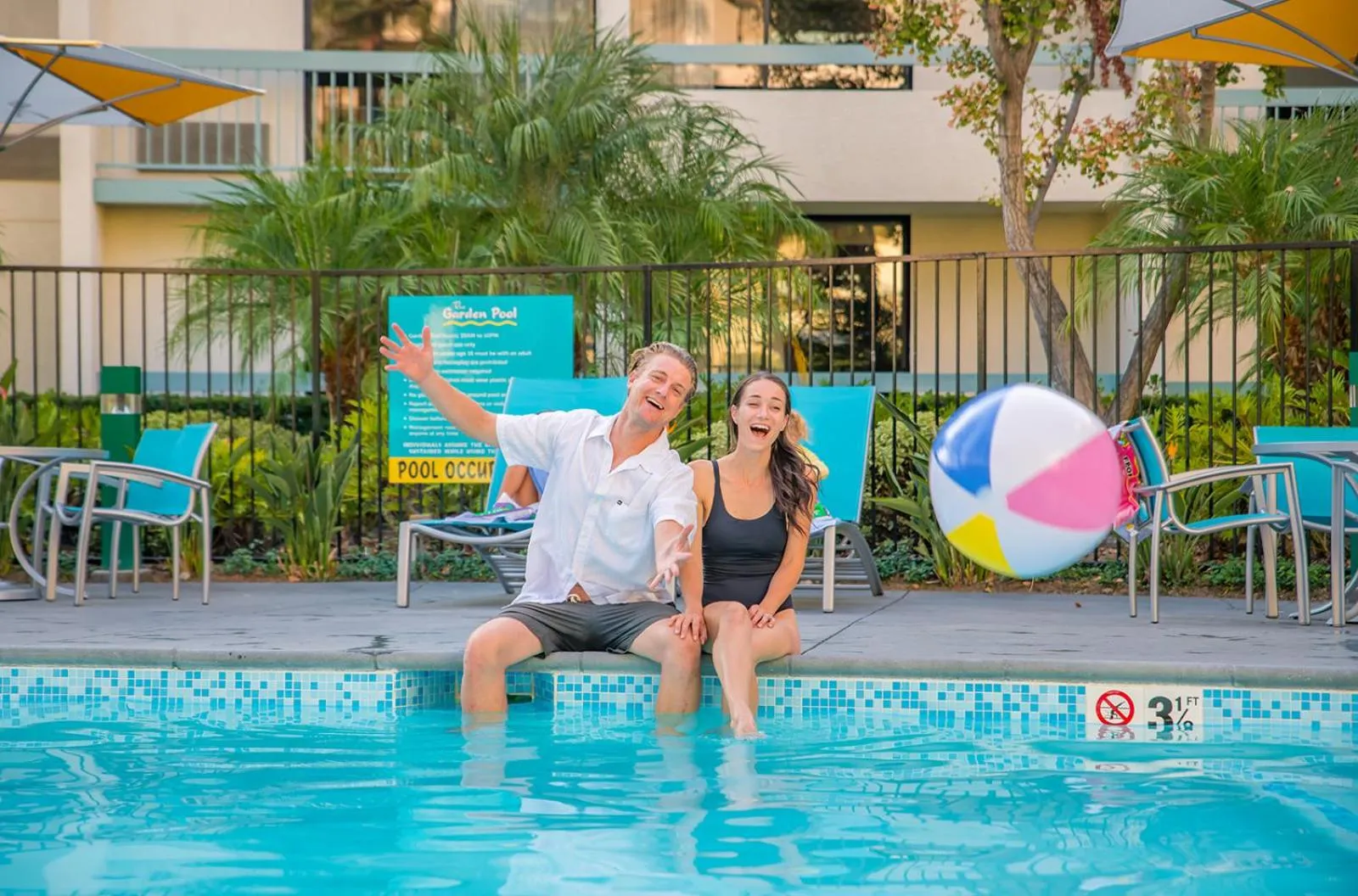 Swimming pool in Howard Johnson by Wyndham Anaheim Hotel and Water Playground