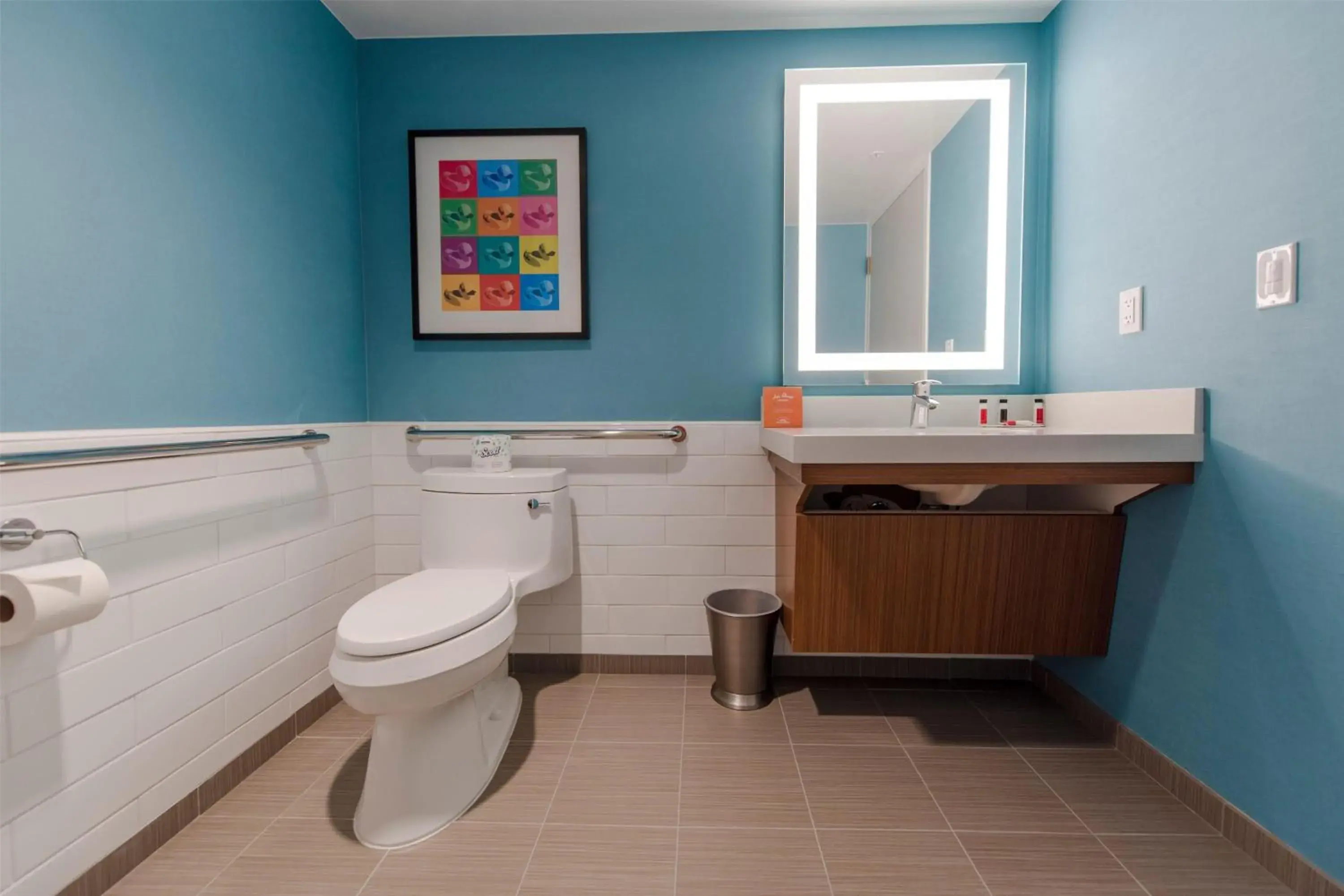 Deluxe Queen Room with Roll-In Shower - Building 2 - Mobility Access/Non-Smoking in Howard Johnson by Wyndham Anaheim Hotel and Water Playground Deluxe Queen Room with Roll-In Shower - Building 2 - Mobility Access/Non-Smoking in Howard Johnson by Wyndham Anaheim Hotel and Water Playground