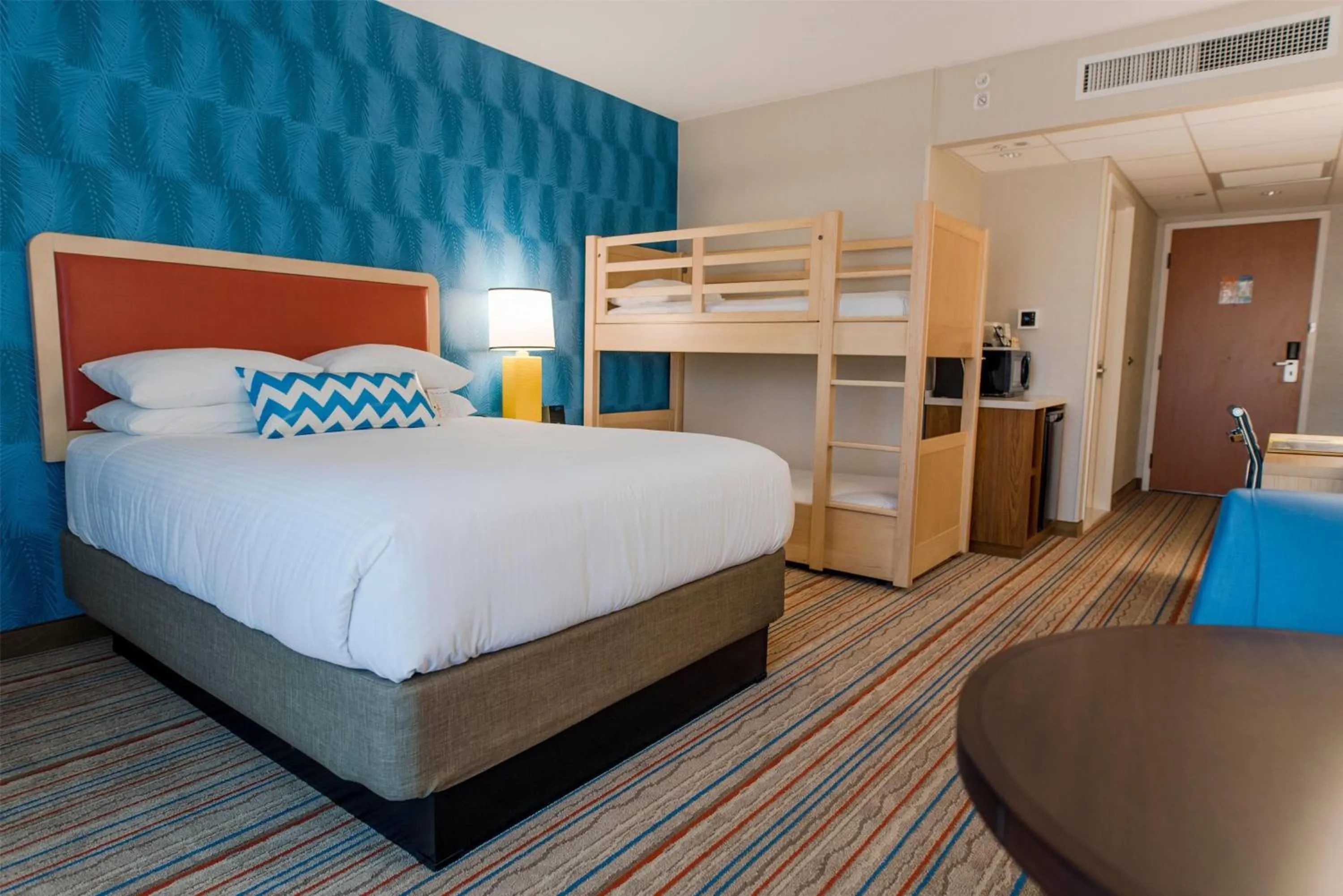 Photo of the whole room, Bed in Howard Johnson by Wyndham Anaheim Hotel and Water Playground