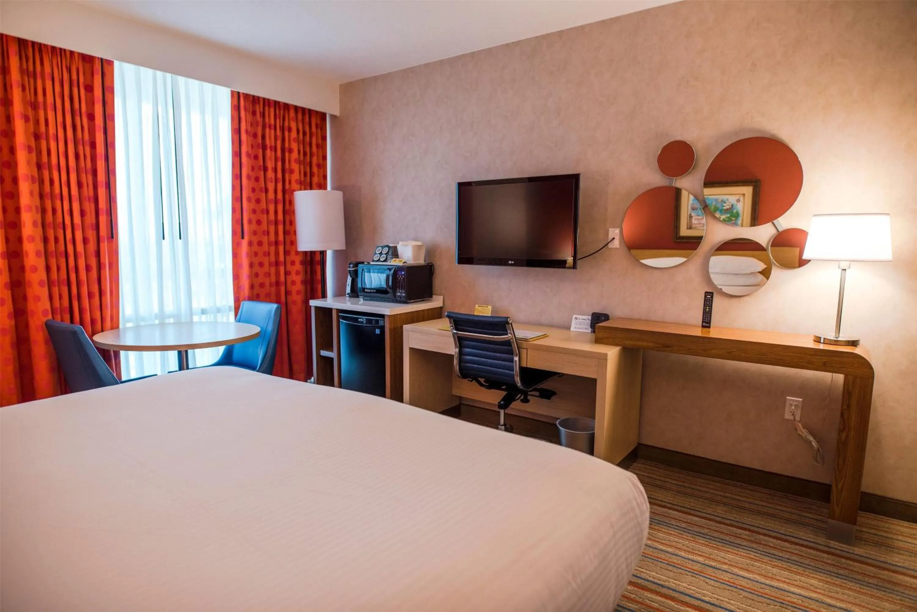 Photo of the whole room, Bed in Howard Johnson by Wyndham Anaheim Hotel and Water Playground