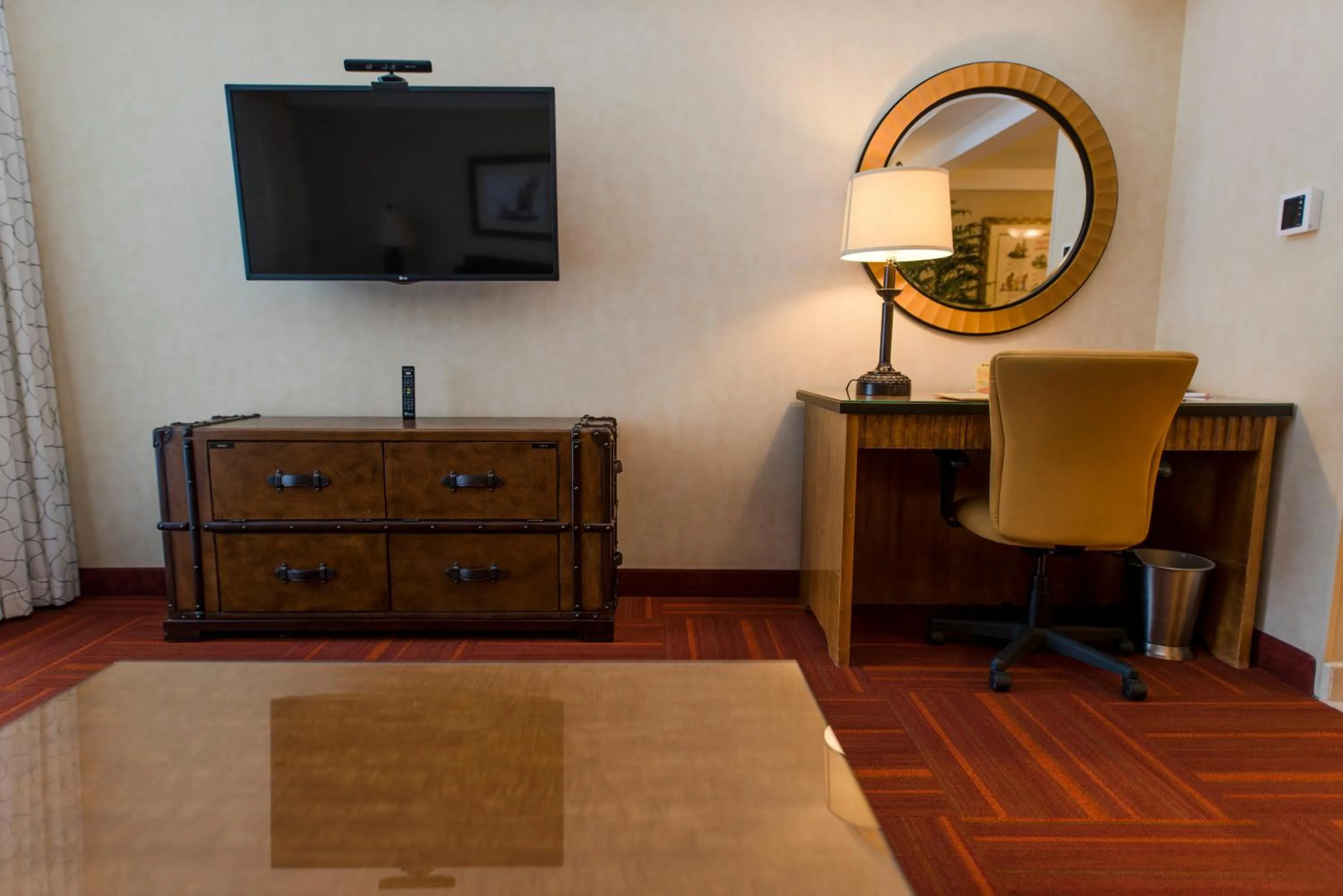 TV and multimedia in Howard Johnson by Wyndham Anaheim Hotel and Water Playground