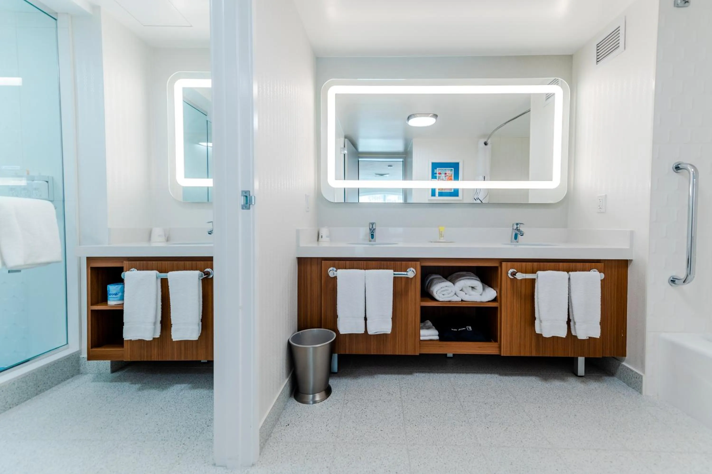 Bathroom in Howard Johnson by Wyndham Anaheim Hotel and Water Playground