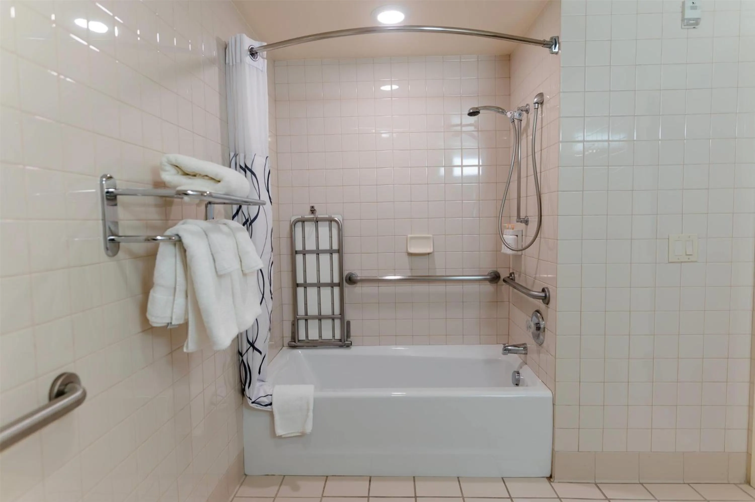 Bathroom in Howard Johnson by Wyndham Anaheim Hotel and Water Playground