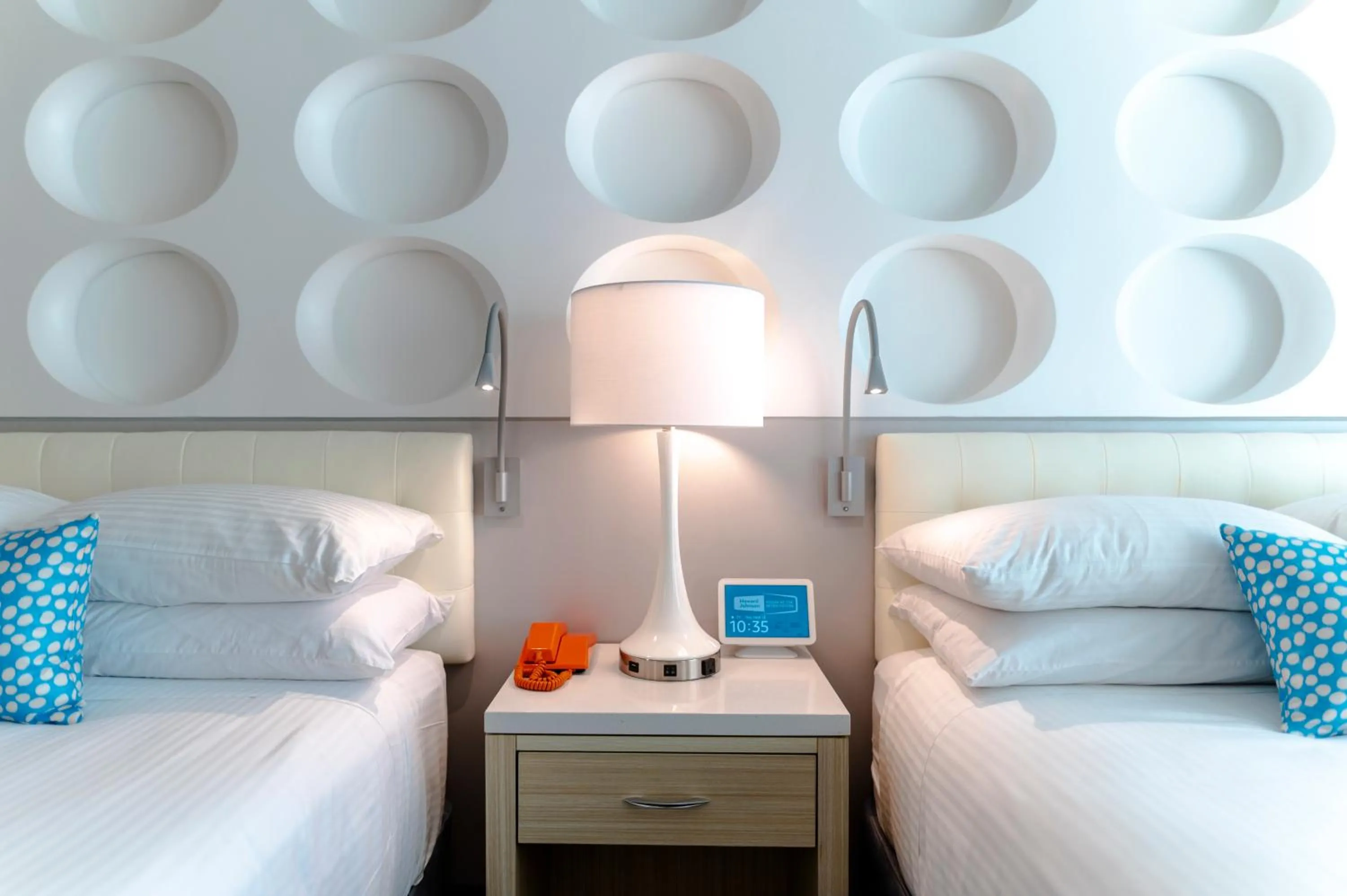 Bed in Howard Johnson by Wyndham Anaheim Hotel and Water Playground