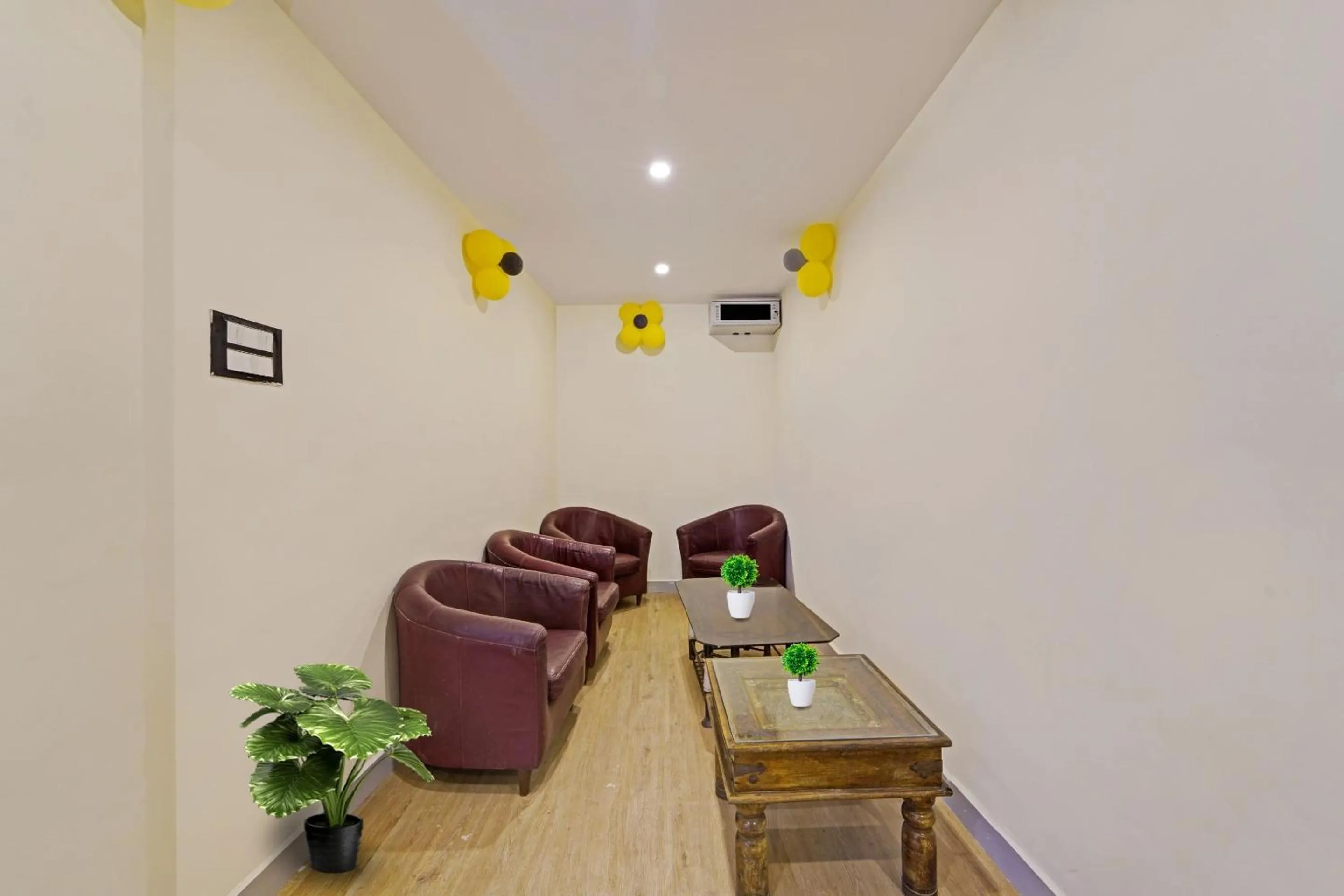 Lobby or reception in Townhouse Fantasea Hotels Near OMR