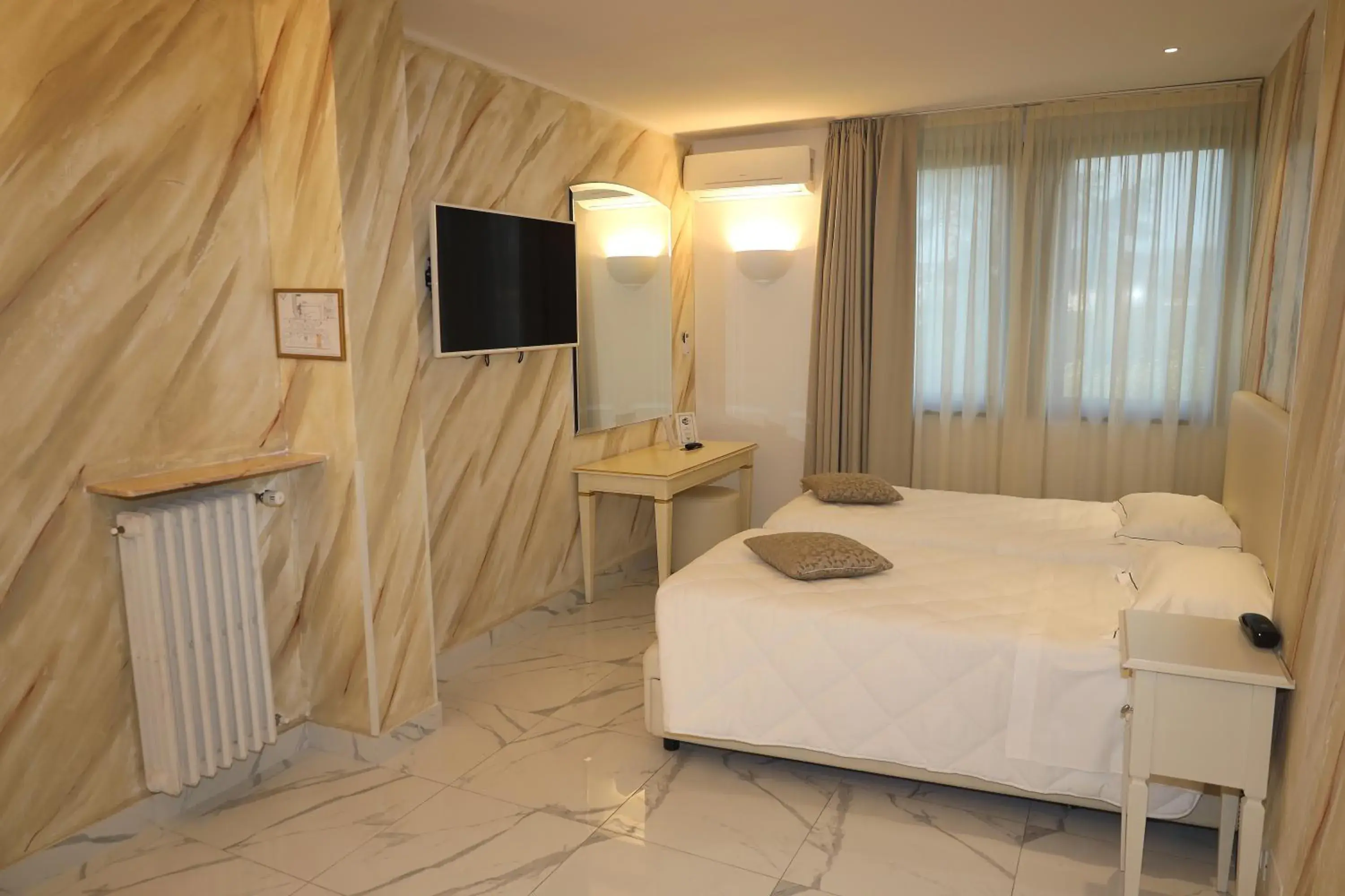 Twin Room in Hotel Ristorante Continental Twin Room in Hotel Ristorante Continental