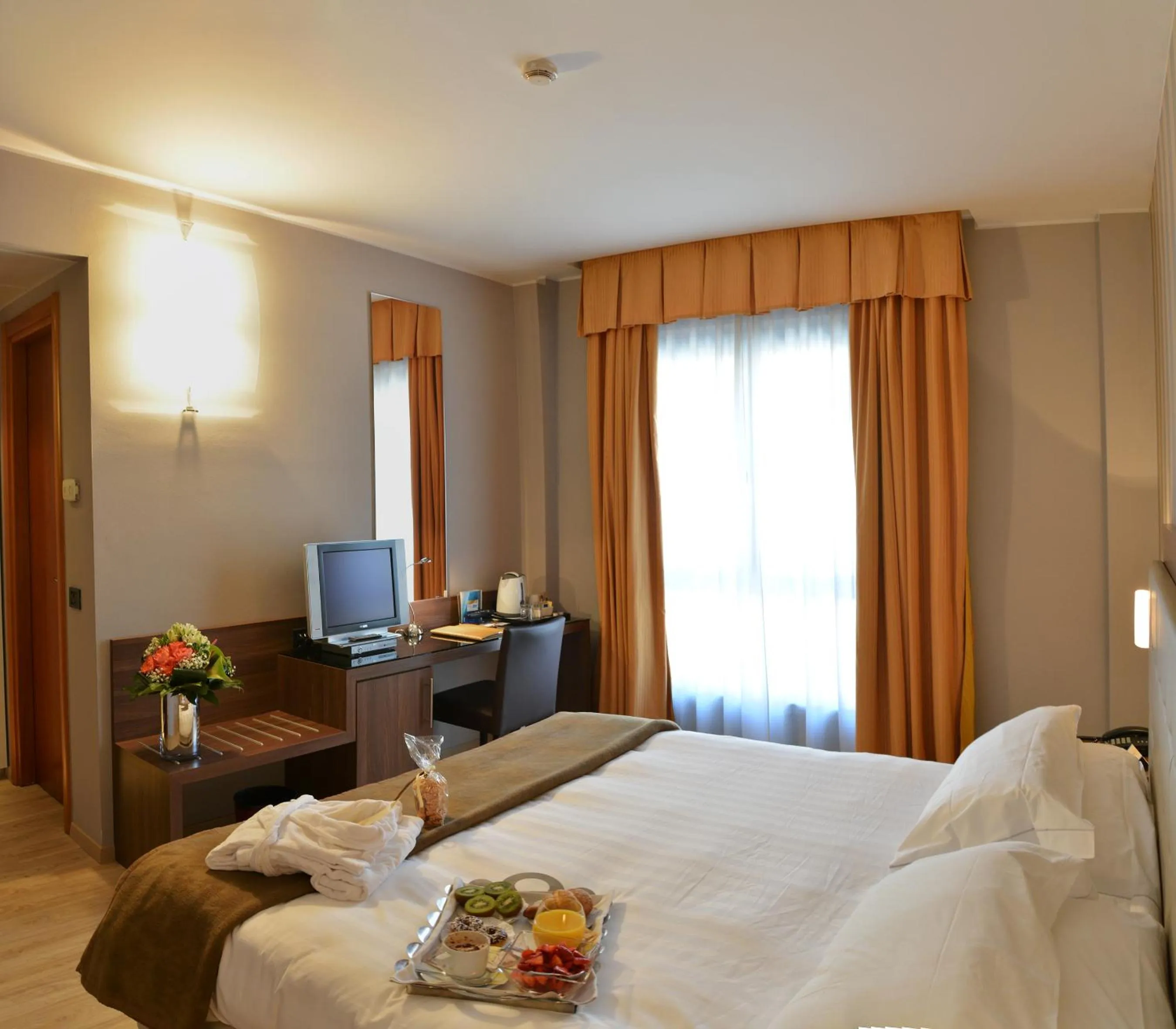 Photo of the whole room, Bed in Hotel Royal Falcone