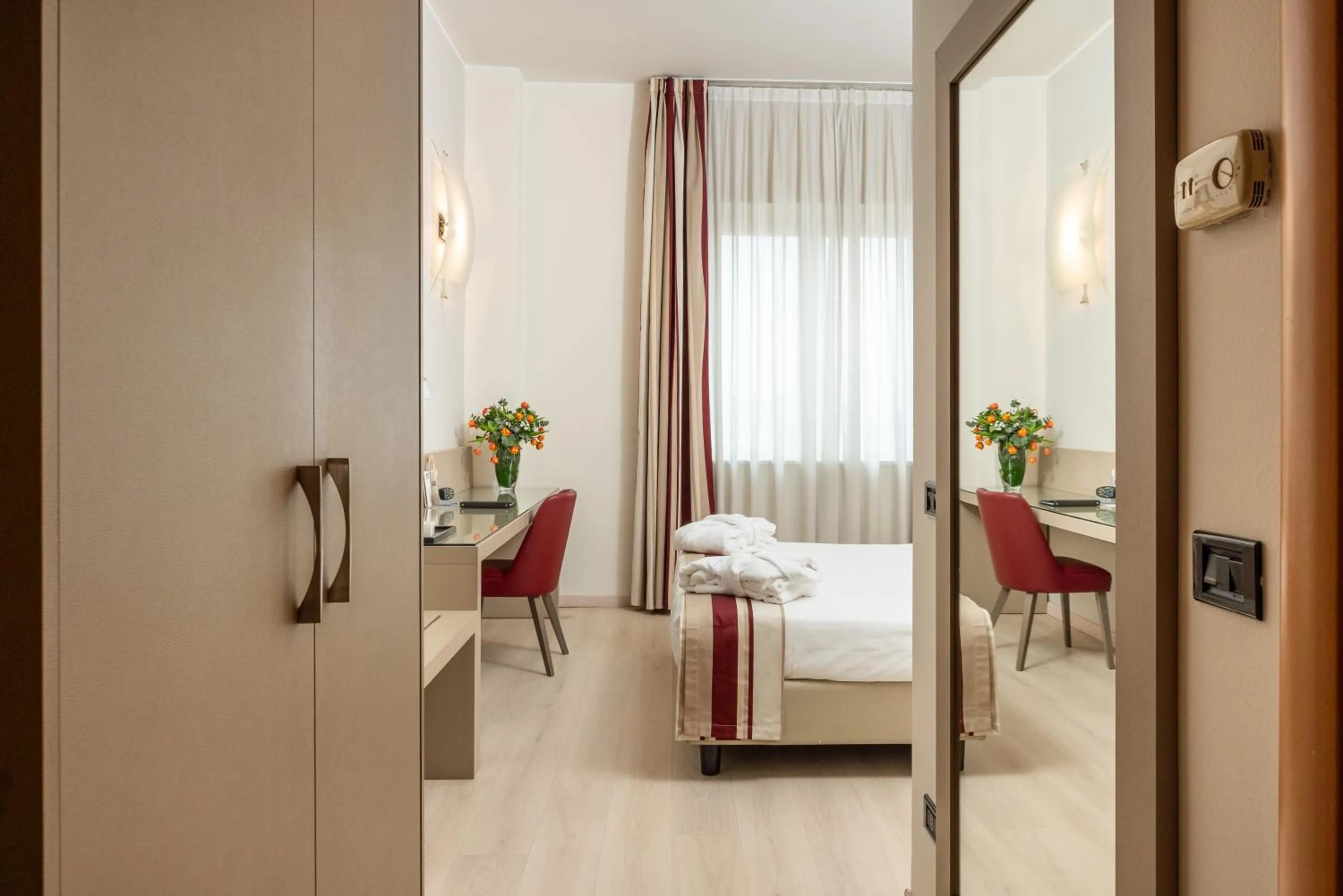 Photo of the whole room, Bed in Hotel Royal Falcone