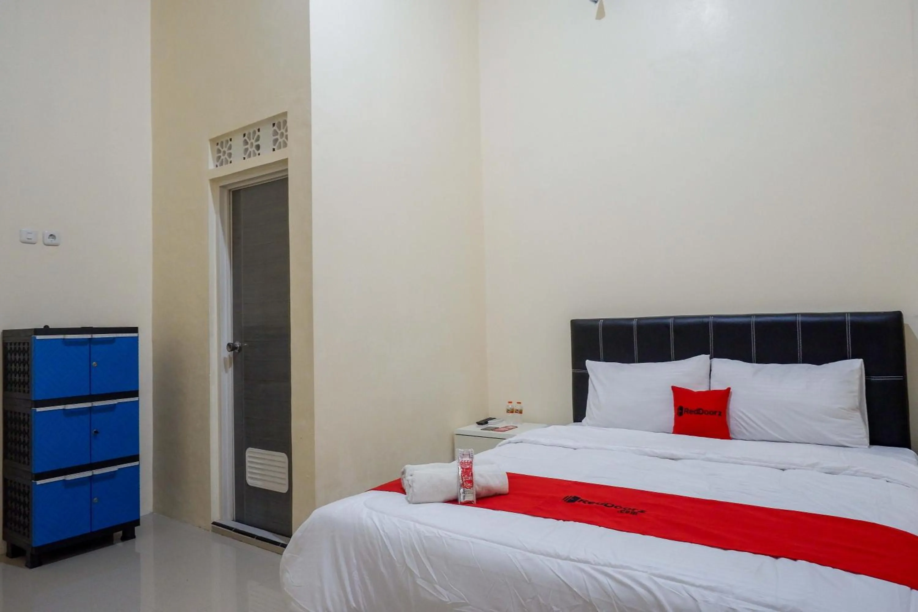 Bedroom, Bed in RedDoorz Syariah near Pasar Godong Grobogan