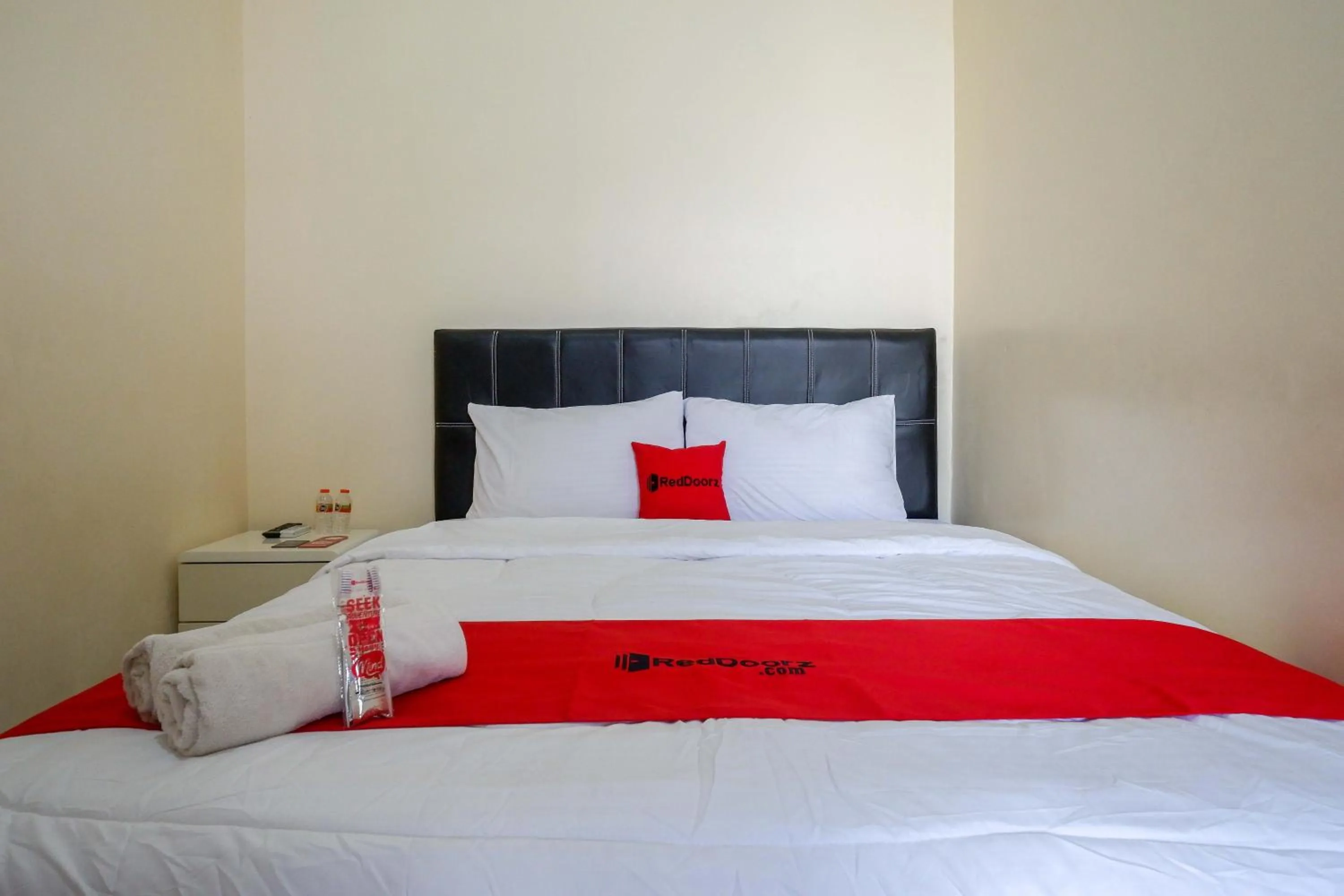 Bedroom, Bed in RedDoorz Syariah near Pasar Godong Grobogan