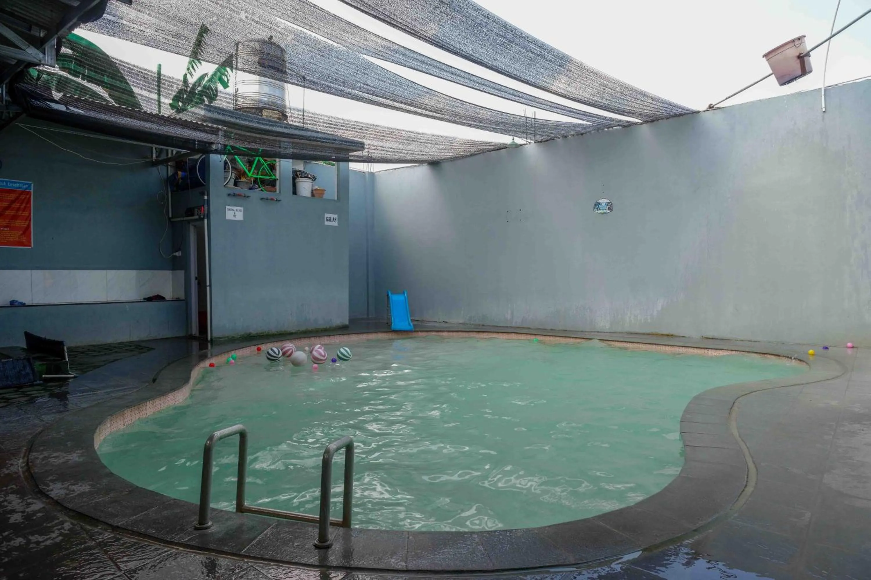 Swimming pool in RedDoorz Syariah near Pasar Godong Grobogan