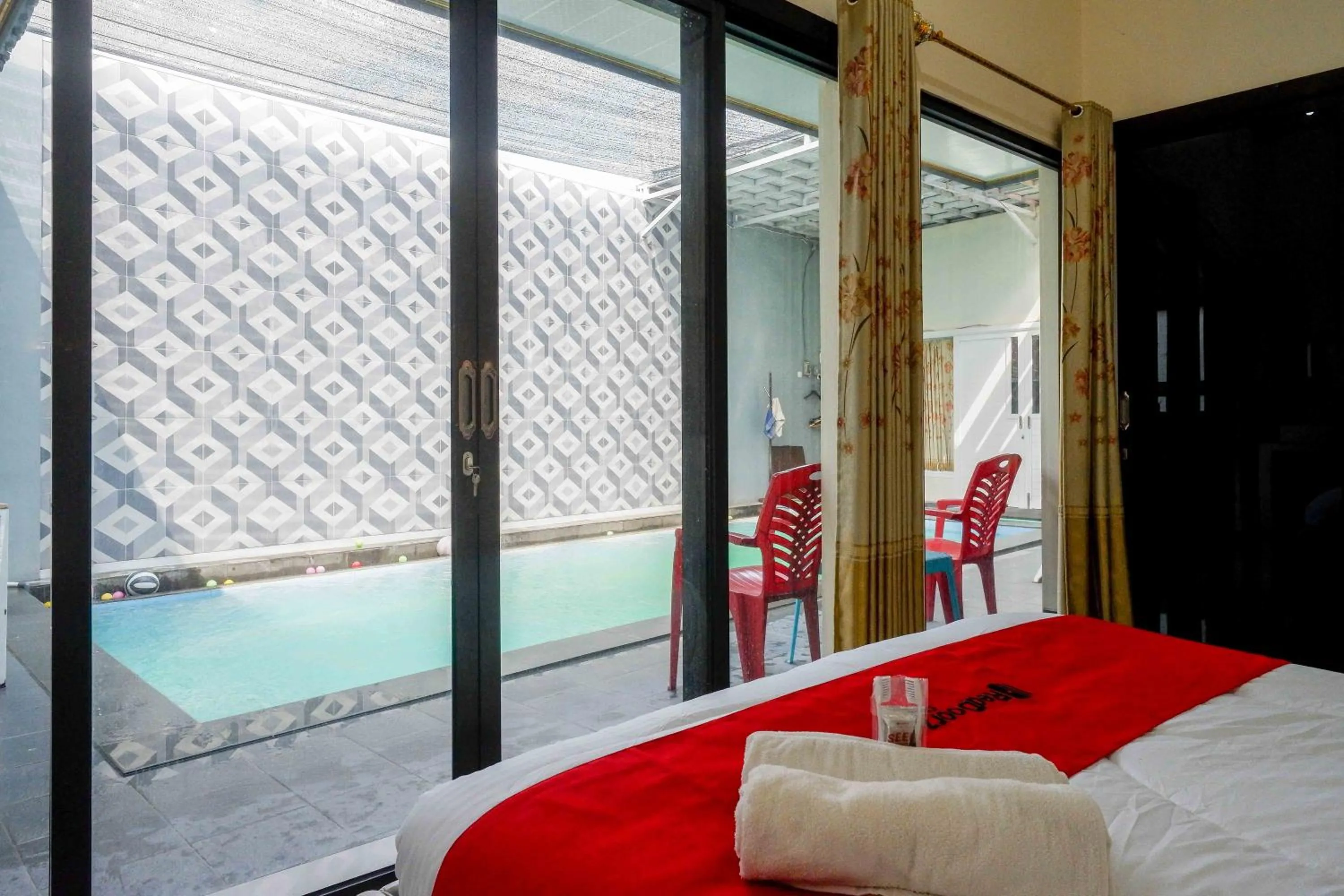 Bedroom, Bed in RedDoorz Syariah near Pasar Godong Grobogan