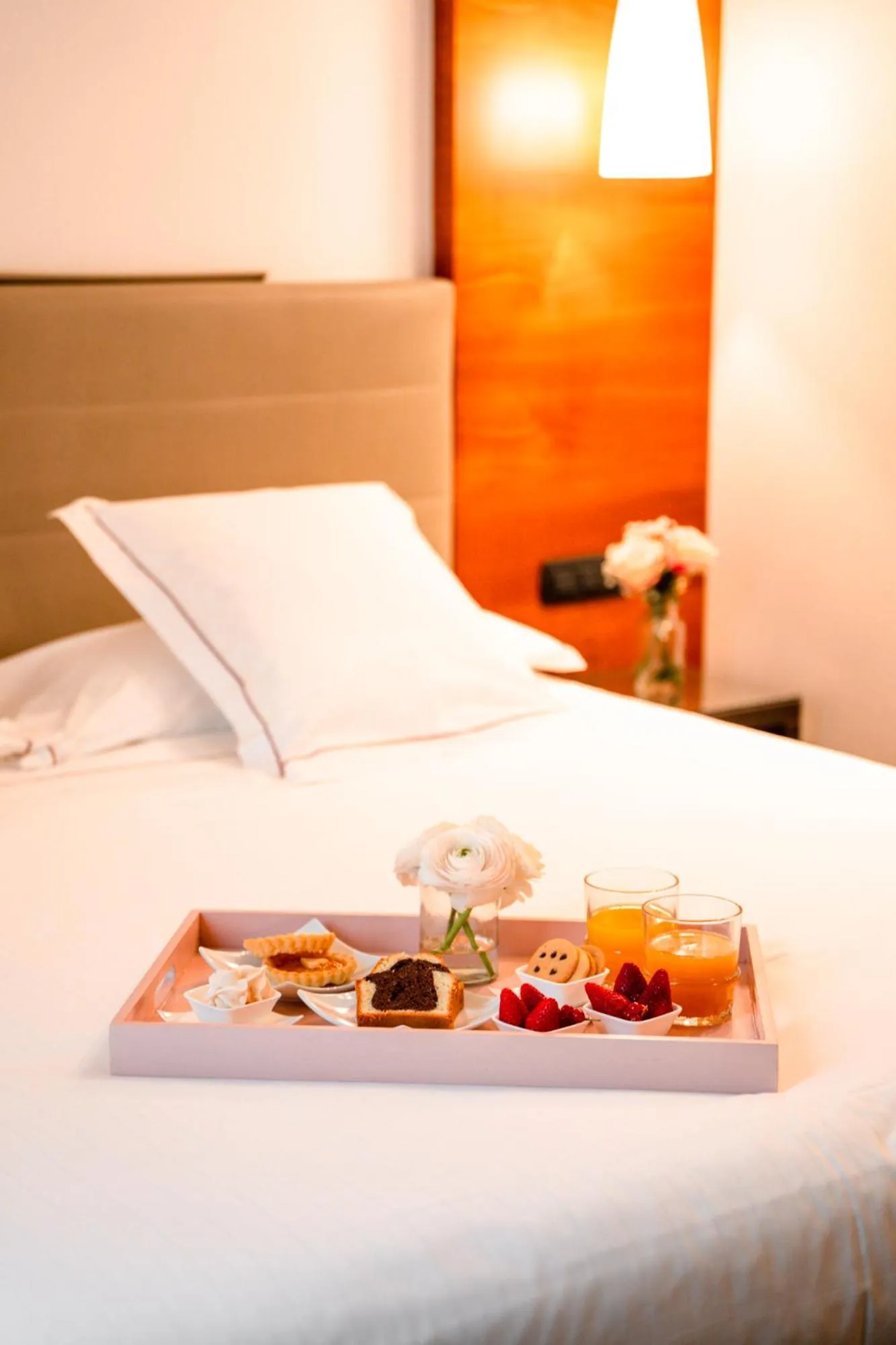 Breakfast, Bed in Red's Redaelli Hotel