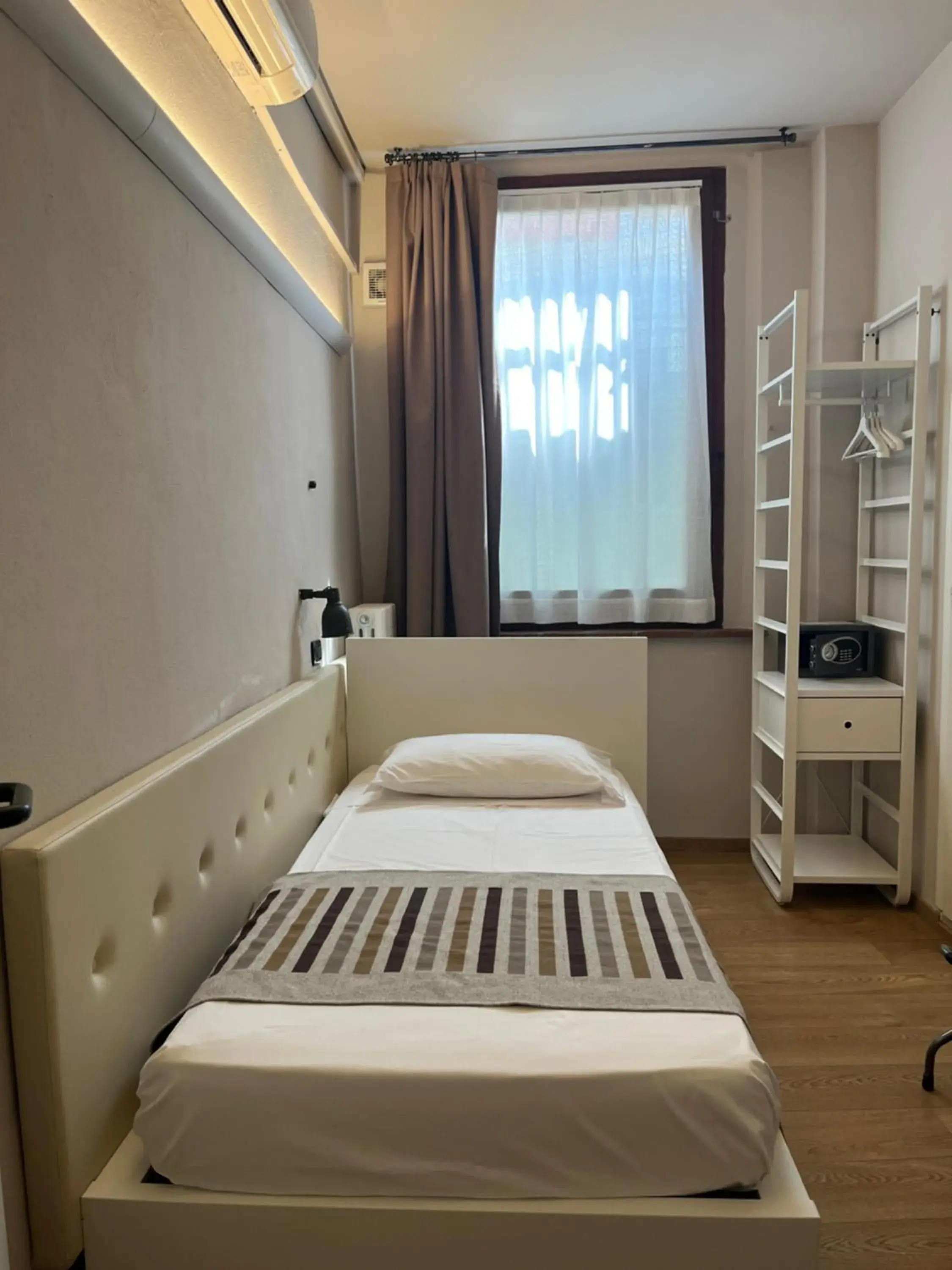 Economy Single Room in Hotel Mantegna Stazione, MantegnaHotels Economy Single Room in Hotel Mantegna Stazione, MantegnaHotels