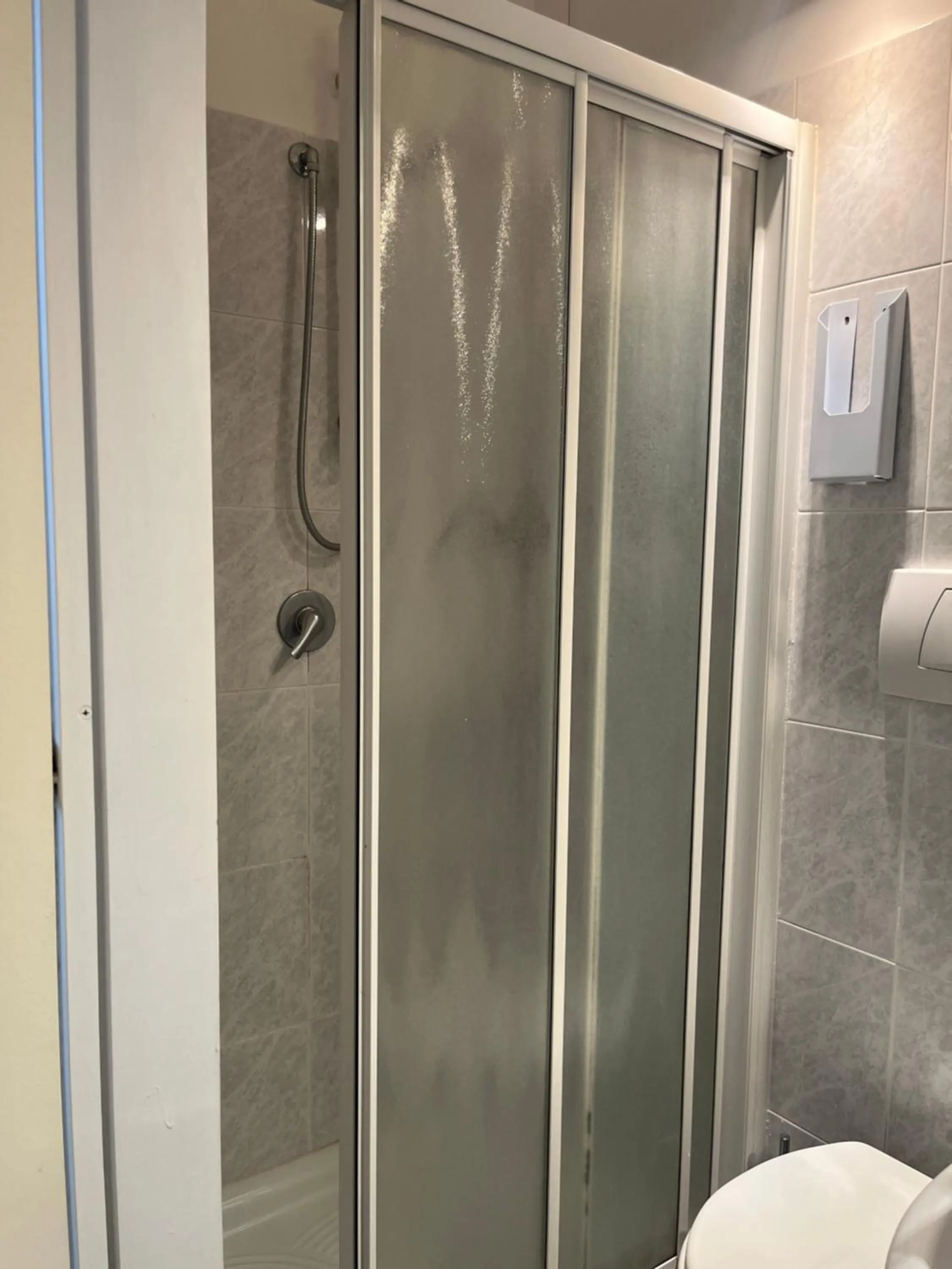 Shower in Hotel Mantegna Stazione, MantegnaHotels