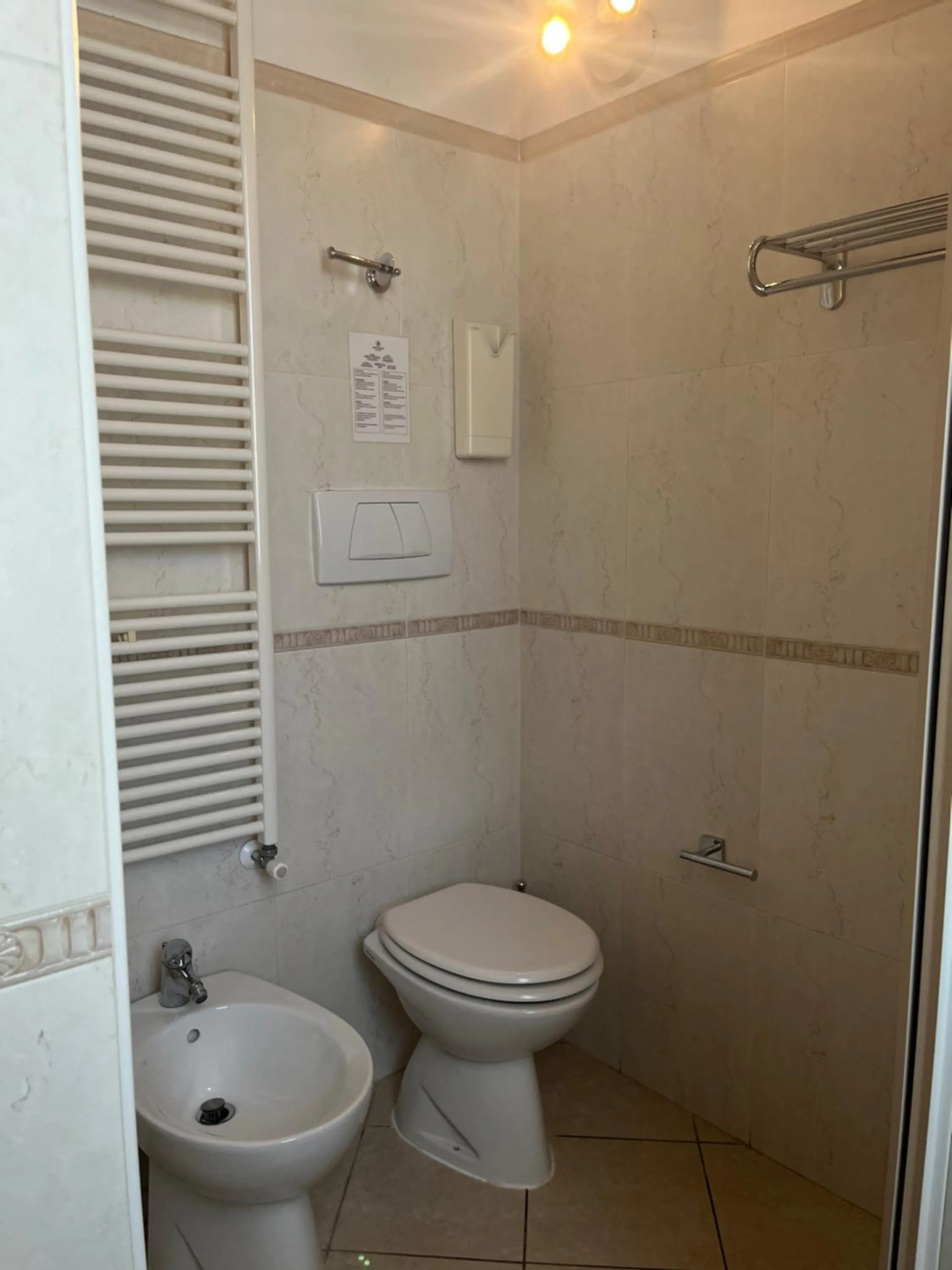 Bathroom in Hotel Mantegna Stazione, MantegnaHotels