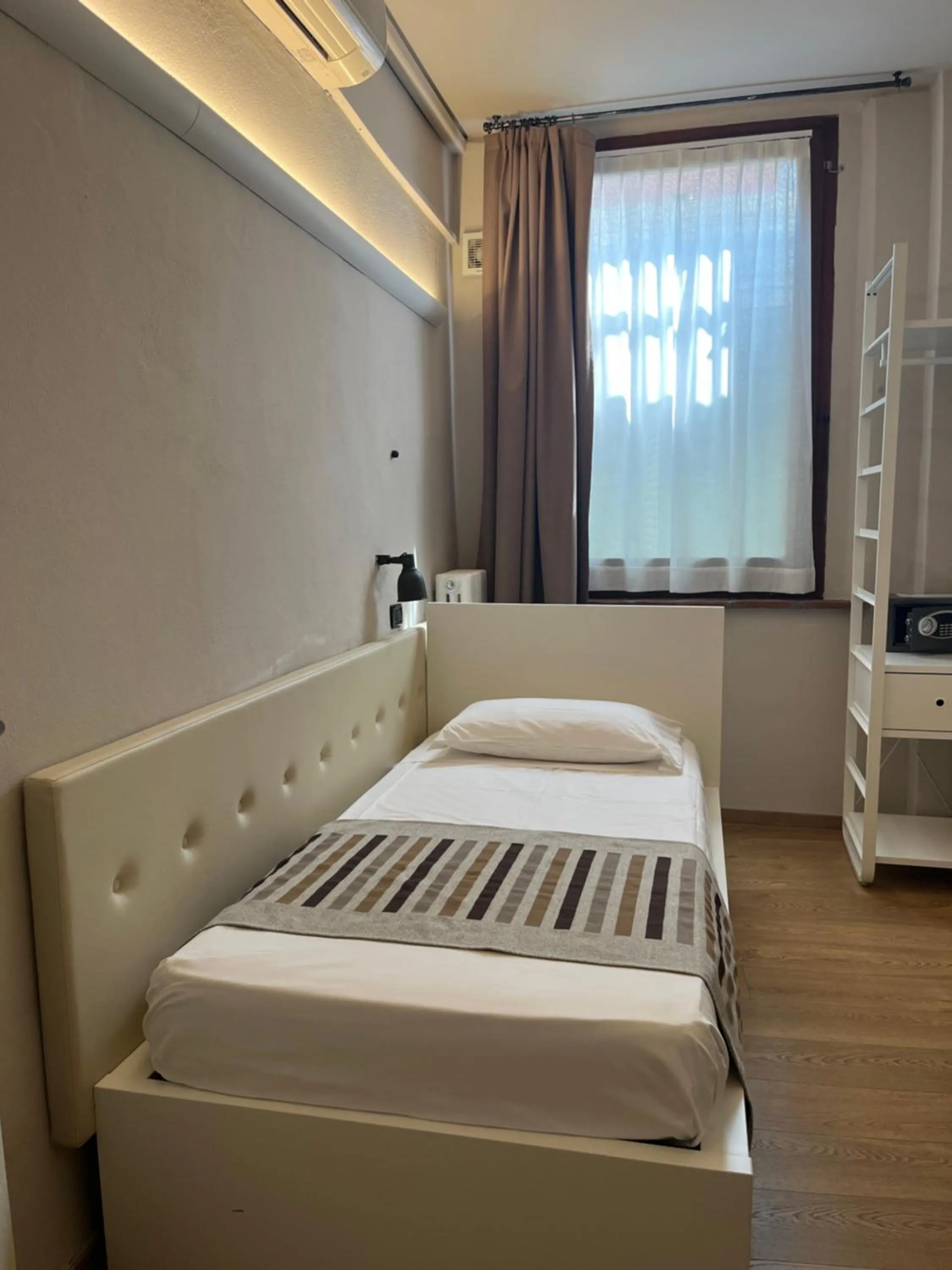 Bed in Hotel Mantegna Stazione, MantegnaHotels