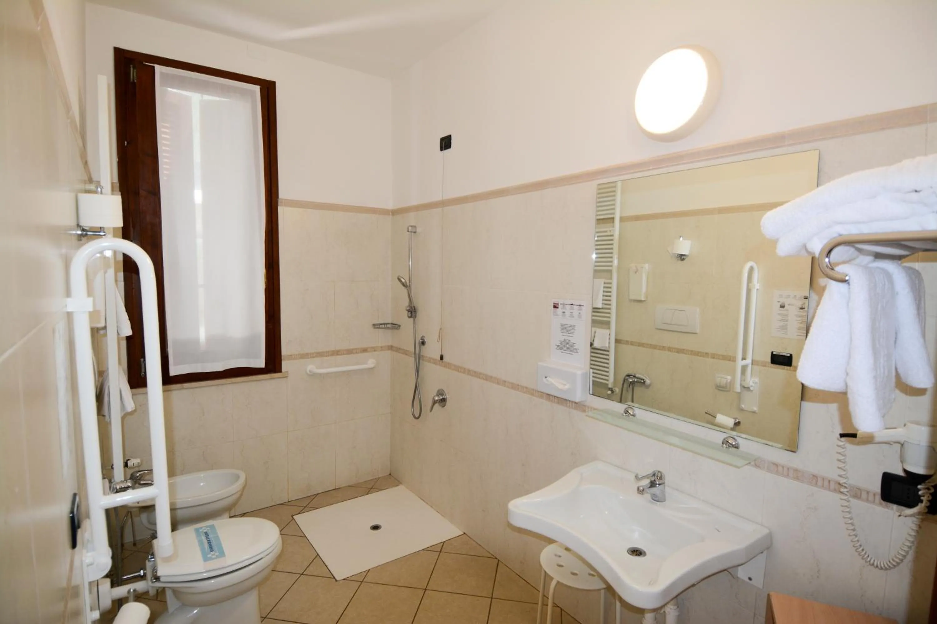 Shower in Hotel Mantegna Stazione, MantegnaHotels