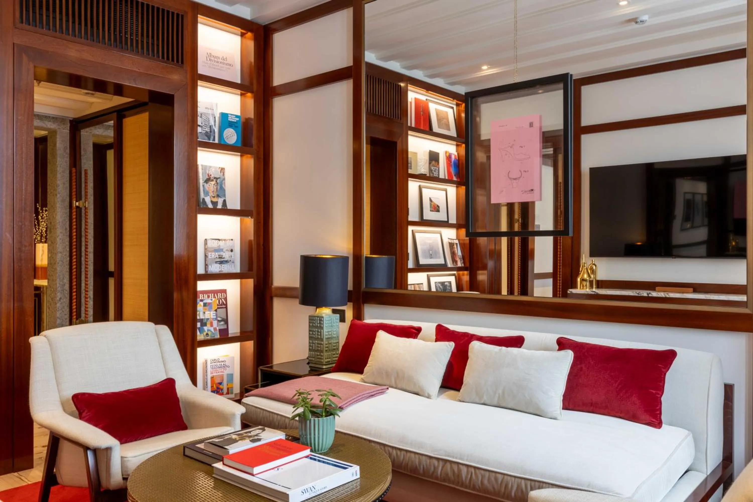 Living room in Portrait Milano - Lungarno Collection