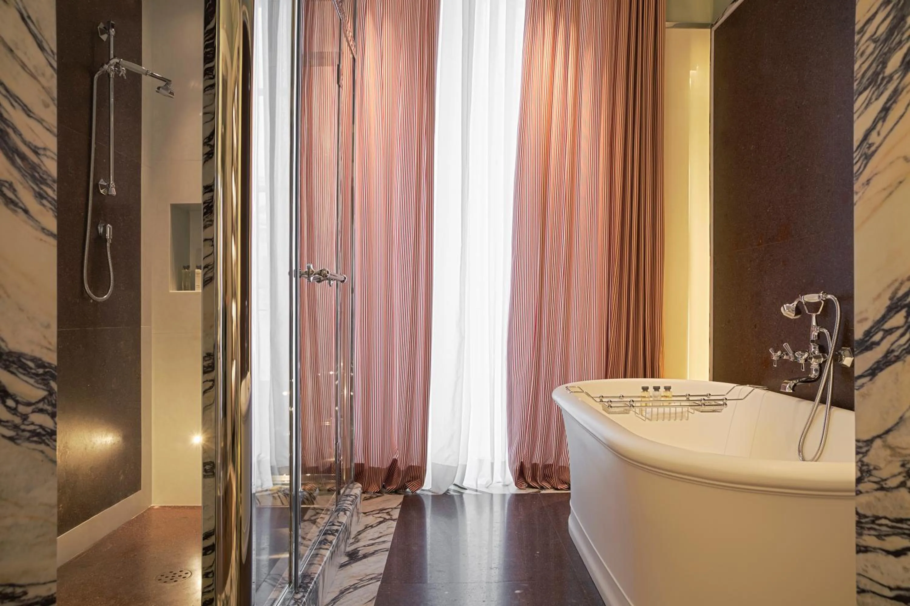 Bath in Portrait Milano - Lungarno Collection