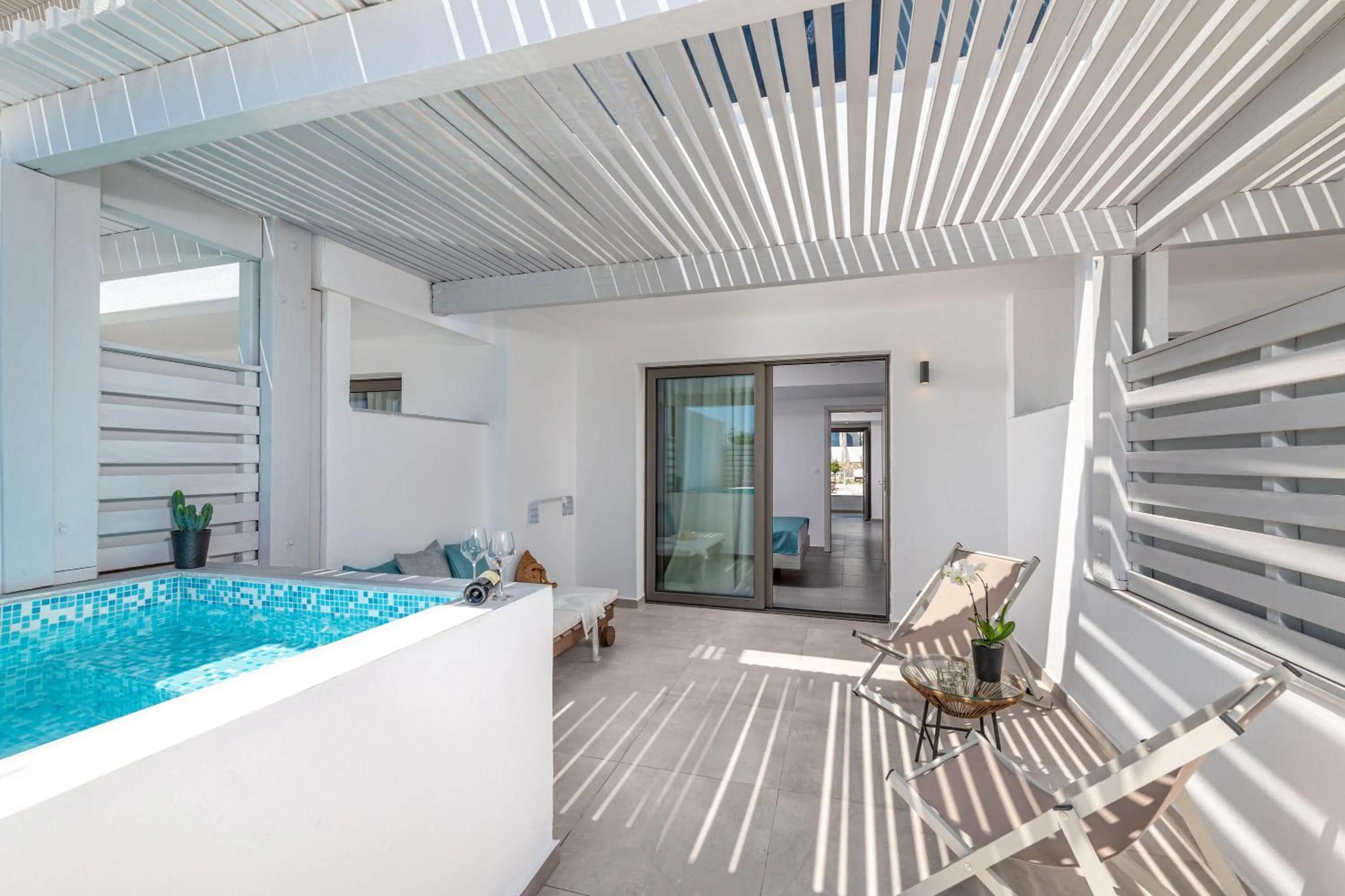 Swimming pool in Kellys Luxury Apartments